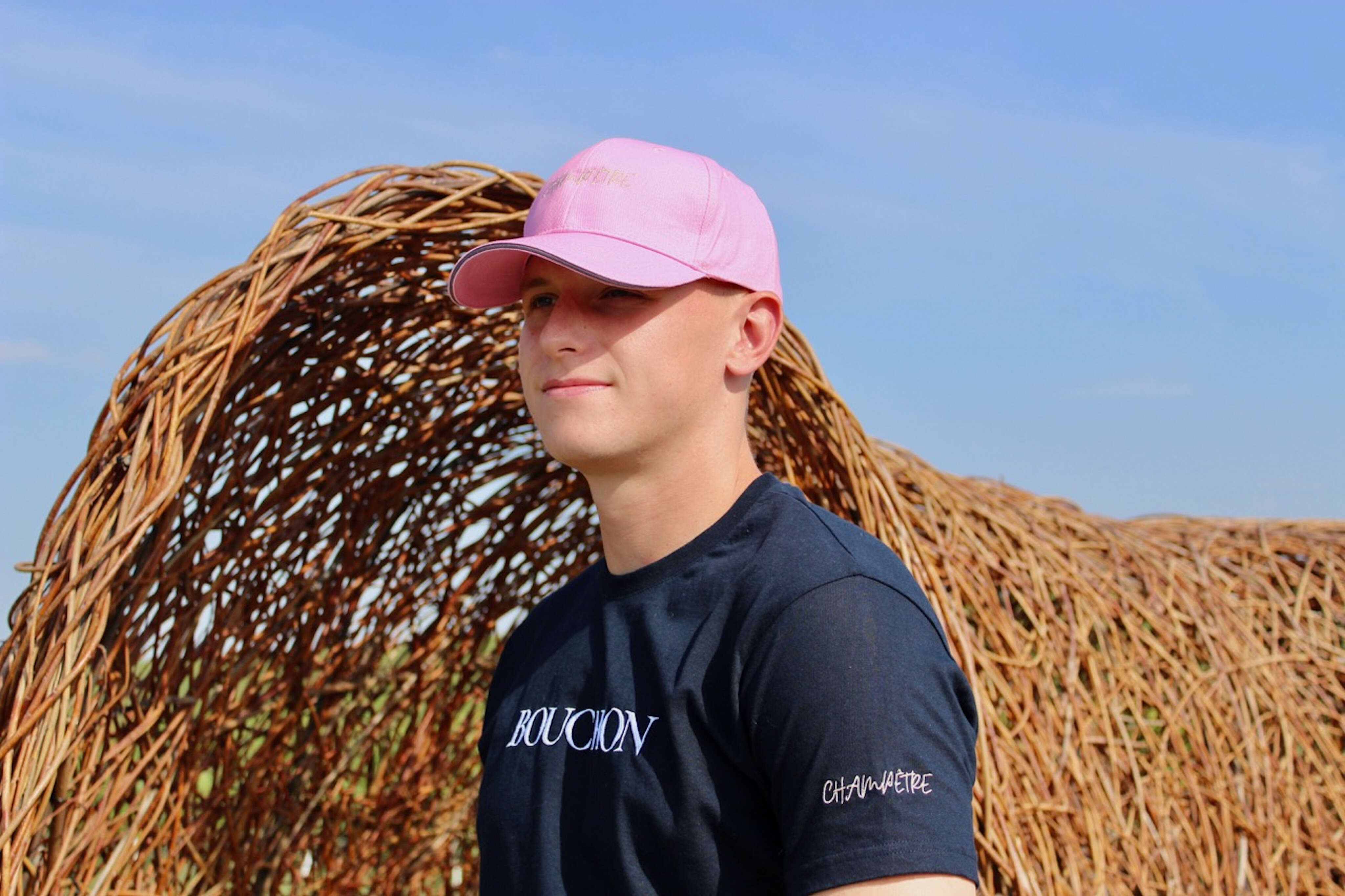 « Pétillante  »,  « Millésimé  »,  «Coupette  » : champagne pour les T-shirts brodés de Daphné Cousin