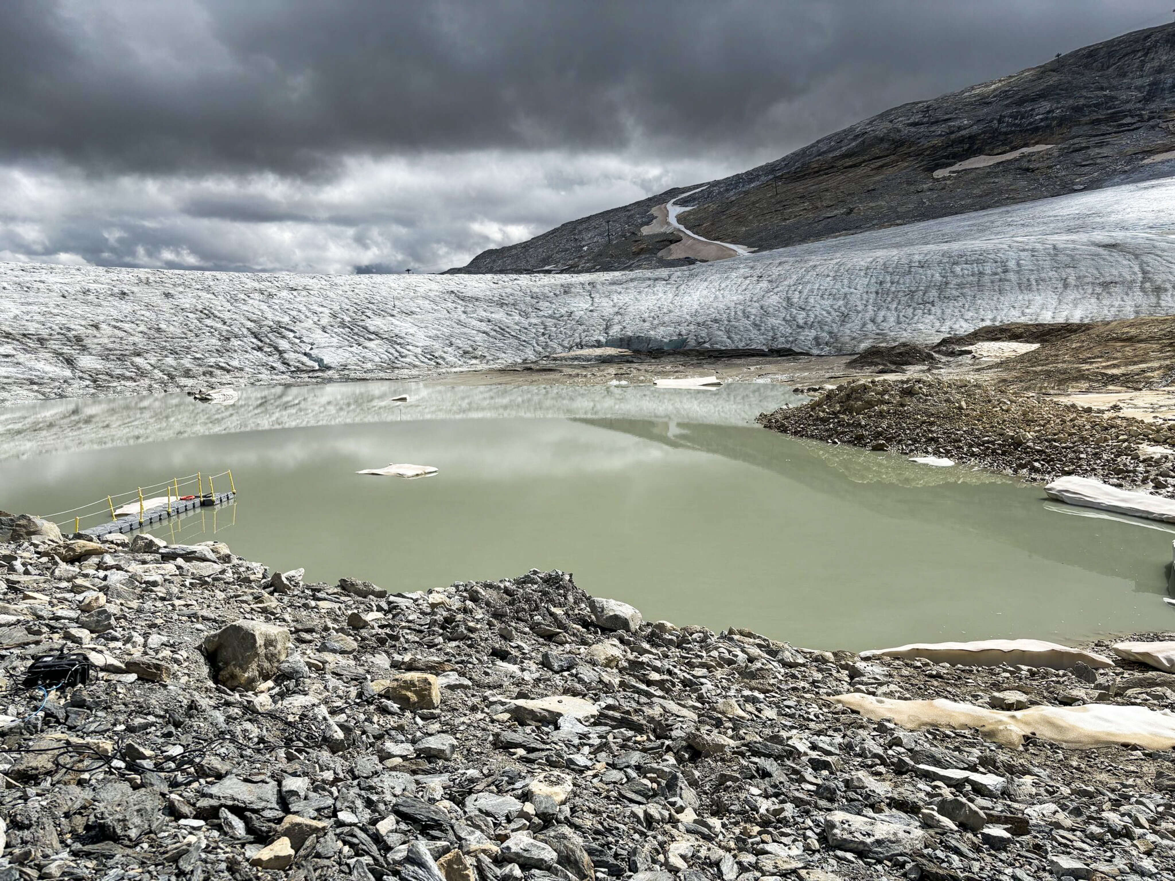 Réchauffement climatique : malgré une demi-vidange, le lac glaciaire de Tignes reste une bombe à retardement