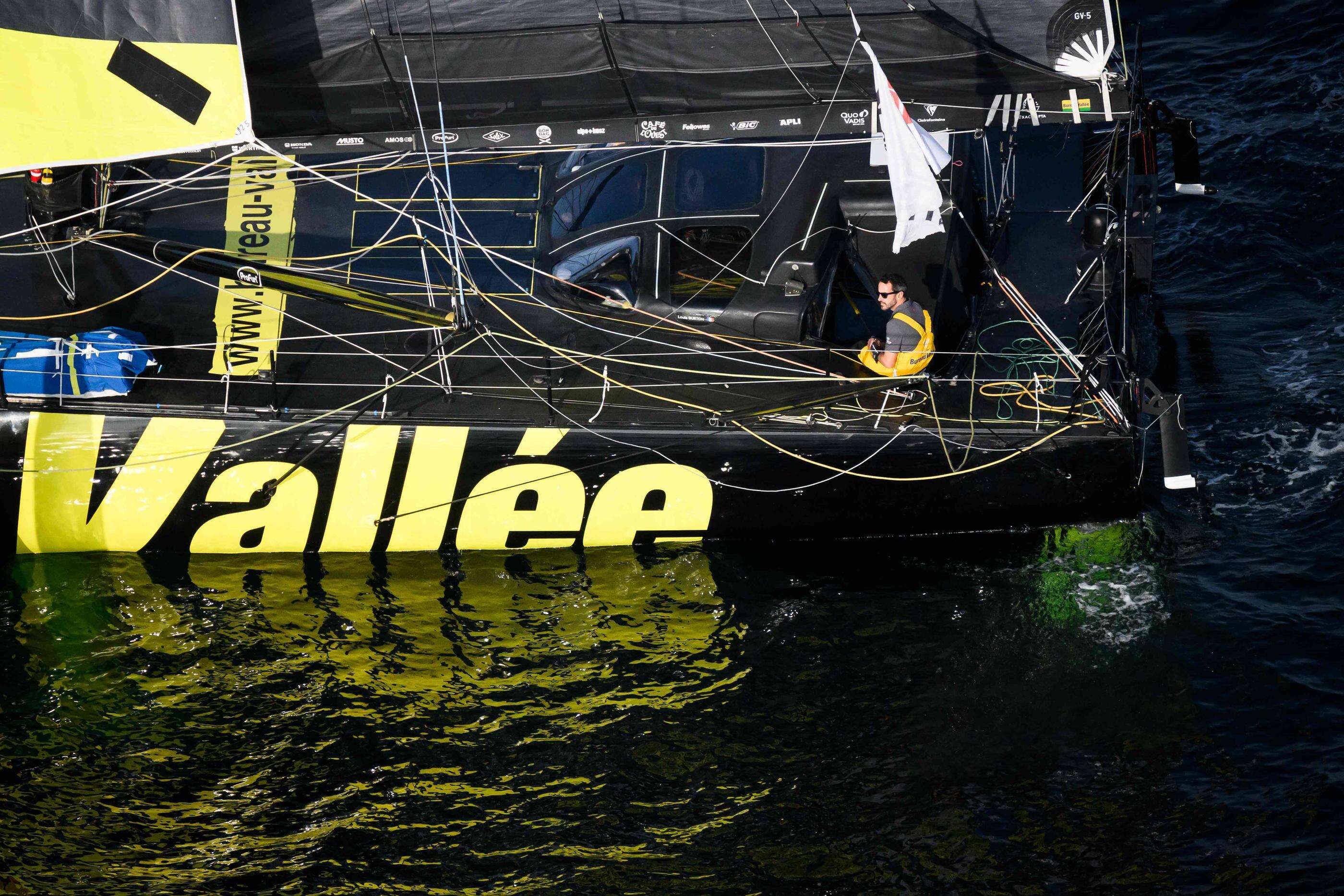 Vendée Globe 2024 : Jean Le Cam garde la tête, avarie pour Burton… Le classement du 17 novembre au matin