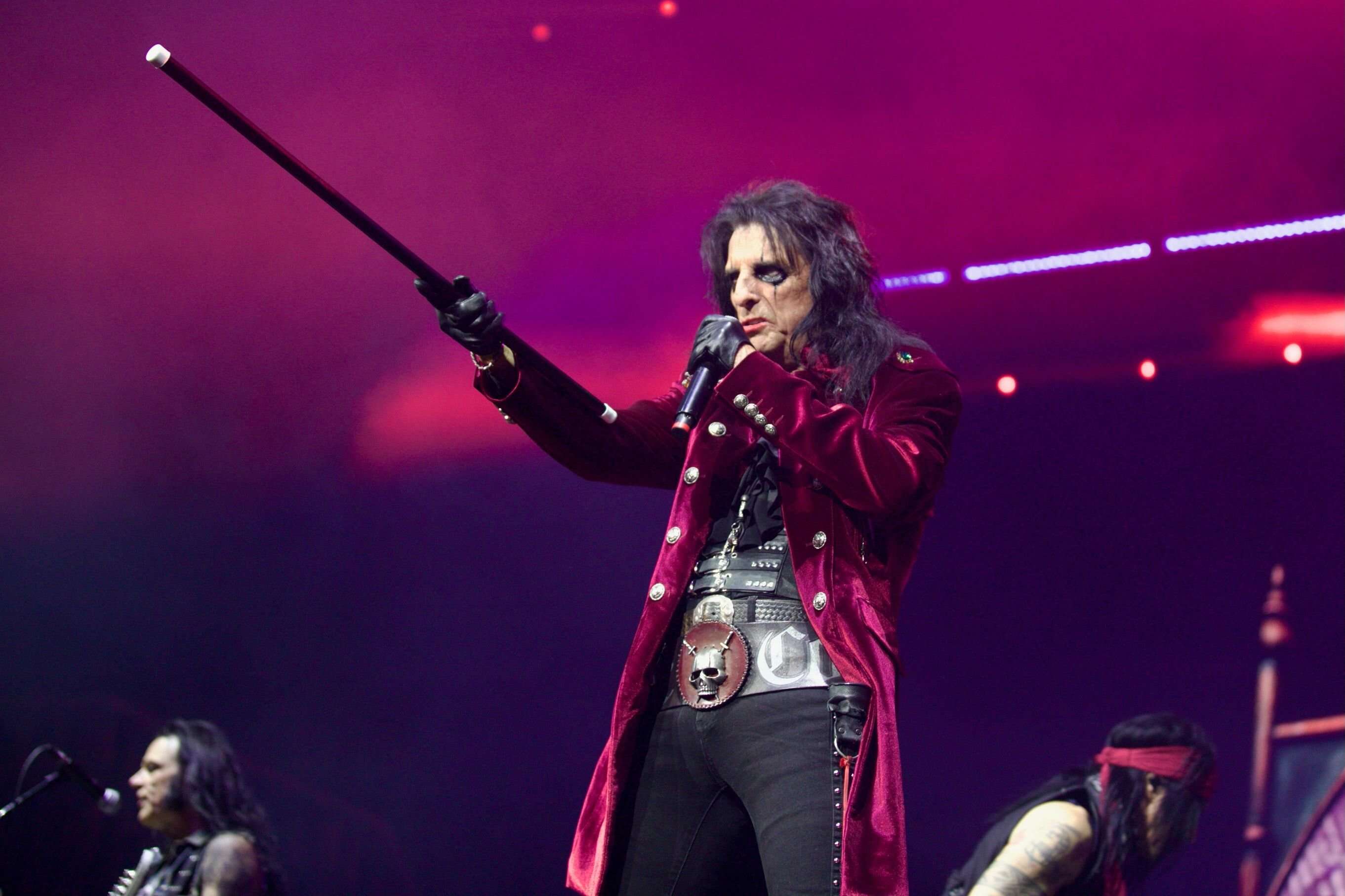 Guillotine, Frankenstein géant et boa constricteur : Alice Cooper fait le show au Zénith de Paris