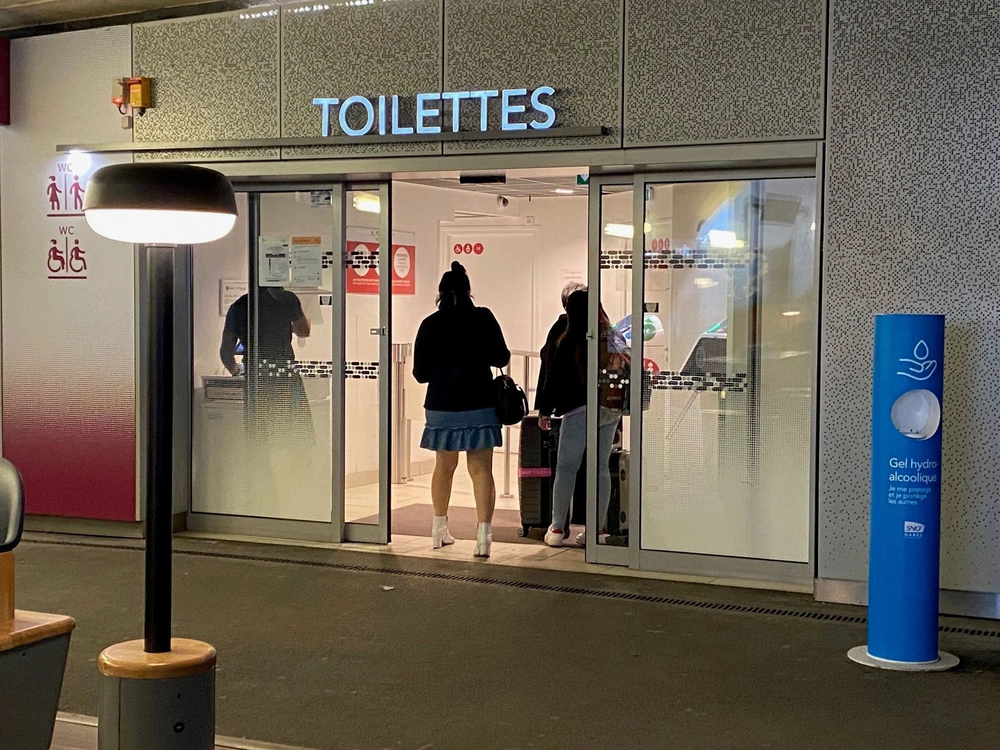 Paris : mobilisation contre le licenciement d’une « dame pipi » accusée d’avoir pris un euro de pourboire