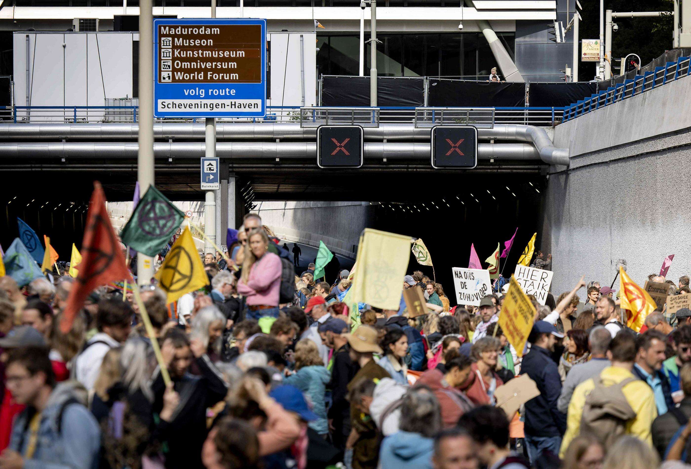 Pays-Bas : des militants d’Extinction Rebellion profitent d’une grève de la police pour bloquer une autoroute