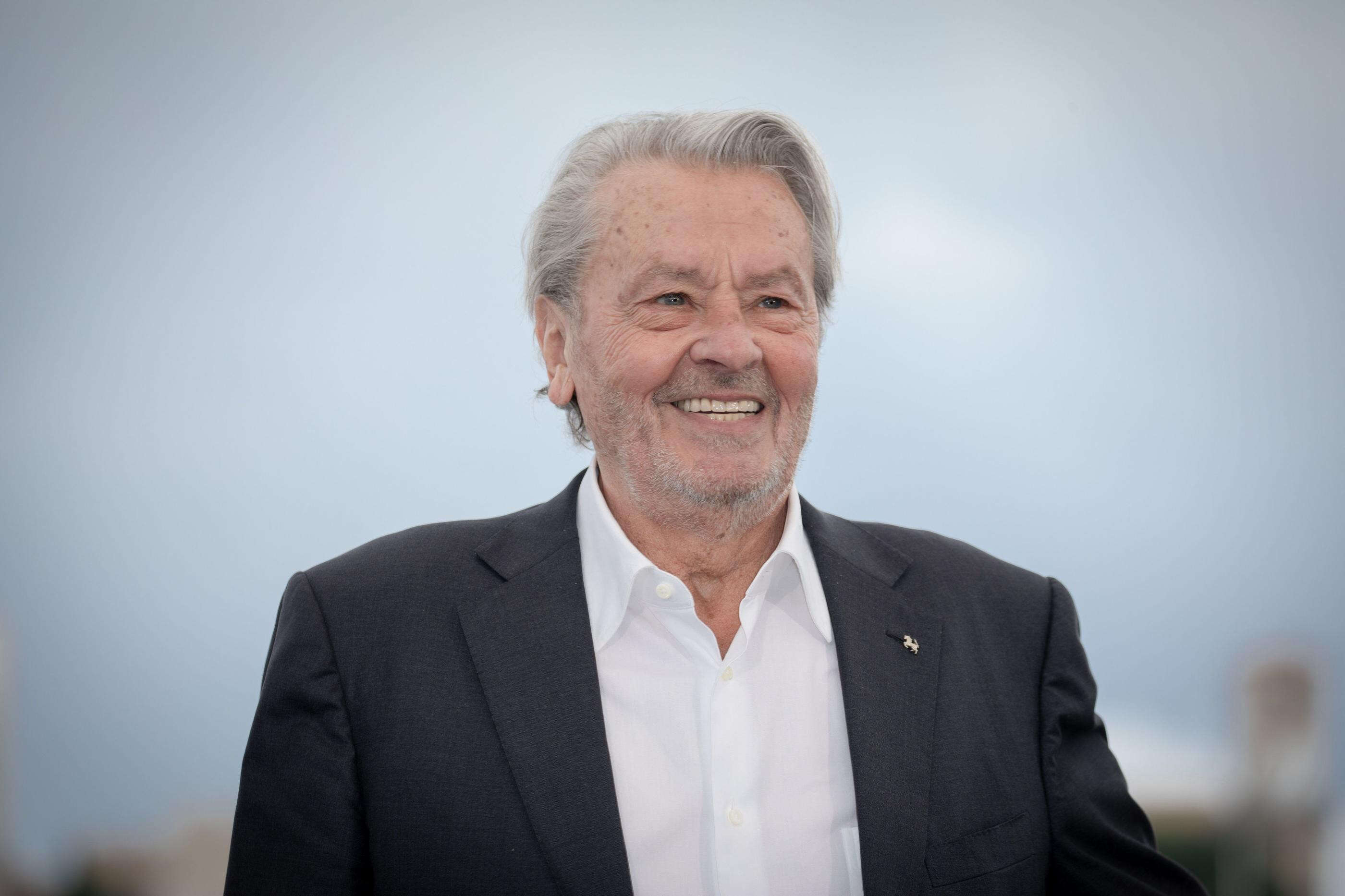 « Chacun pourra gagner 4 000 euros » : après la mort d’Alain Delon, une escroquerie en ligne utilise son image