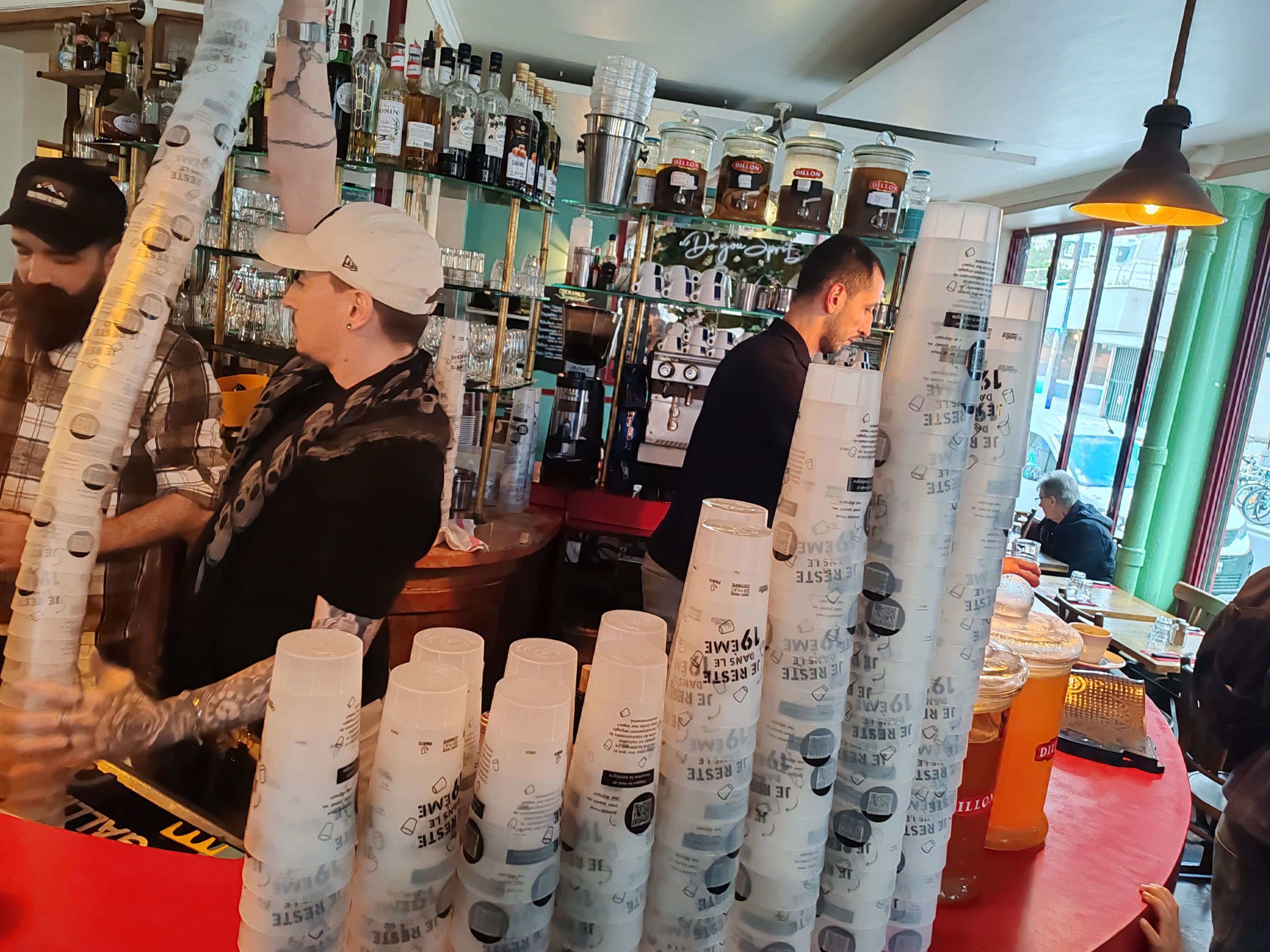 Paris : au bassin de la Villette, un apéro plus écolo grâce aux gobelets recyclables dans les bars