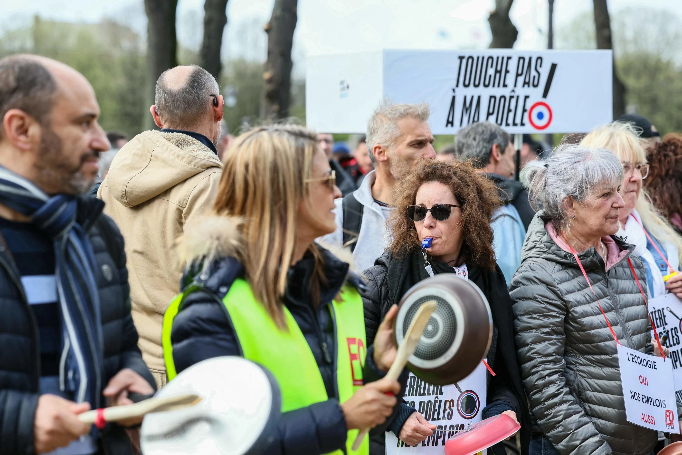 « Touche pas à ma poêle » : manifestation des salariés du groupe Seb à Paris contre l’interdiction des « polluants éternels »