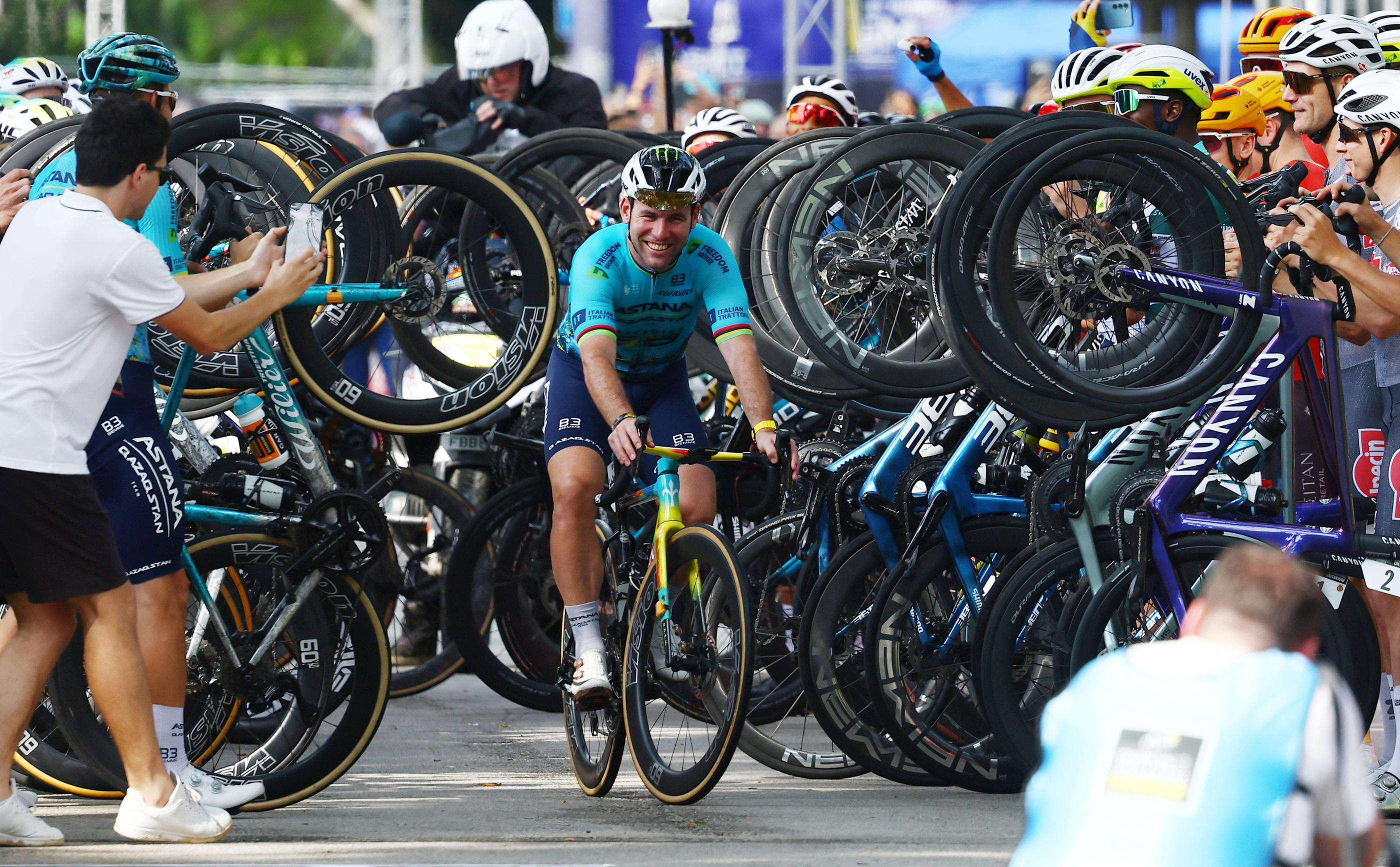 Cyclisme : les images de la haie d’honneur vélocipédique pour le départ à la retraite de Mark Cavendish