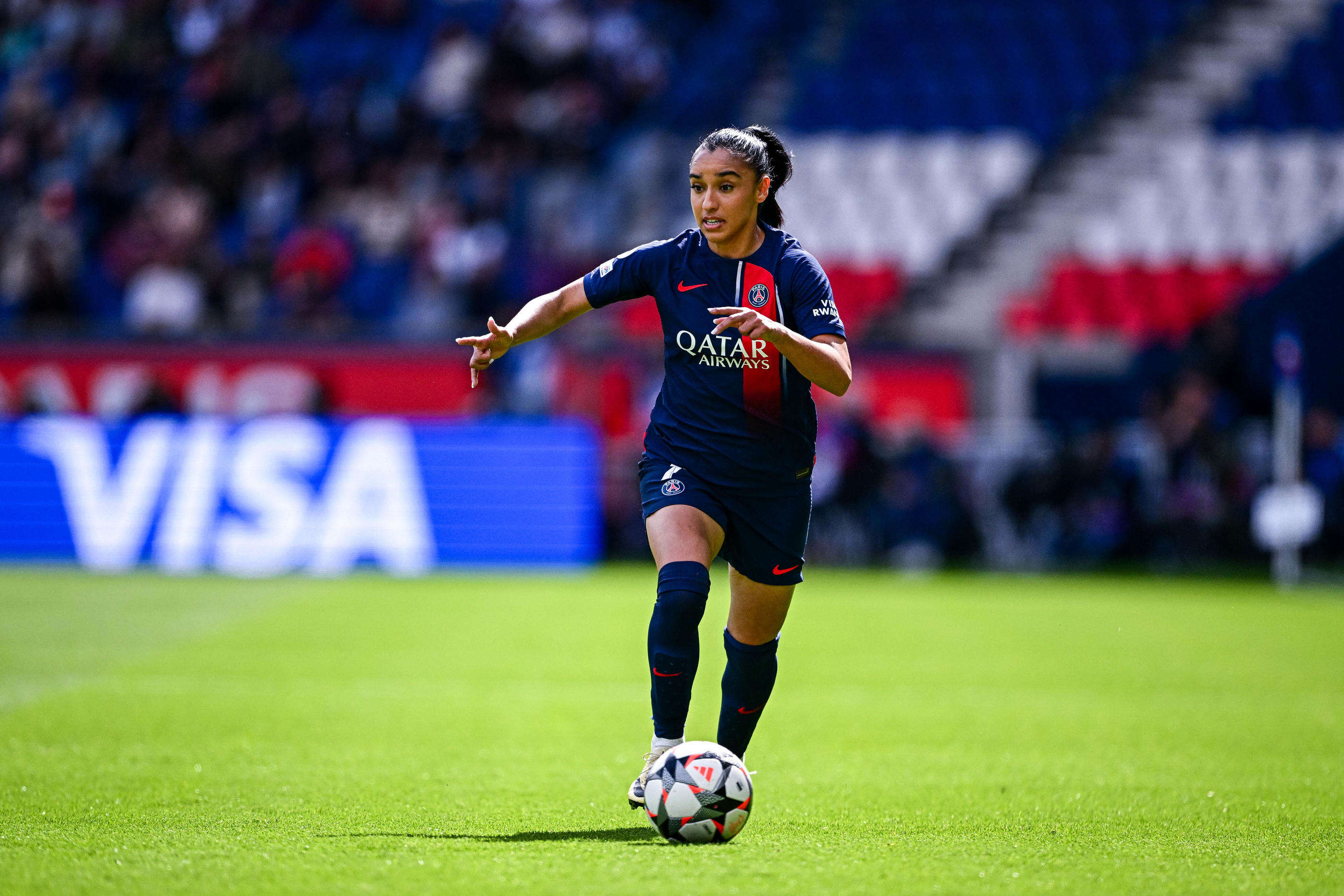 « Un grand jour pour moi » : Sakina Karchaoui prolonge jusqu’en 2028 avec le PSG féminin