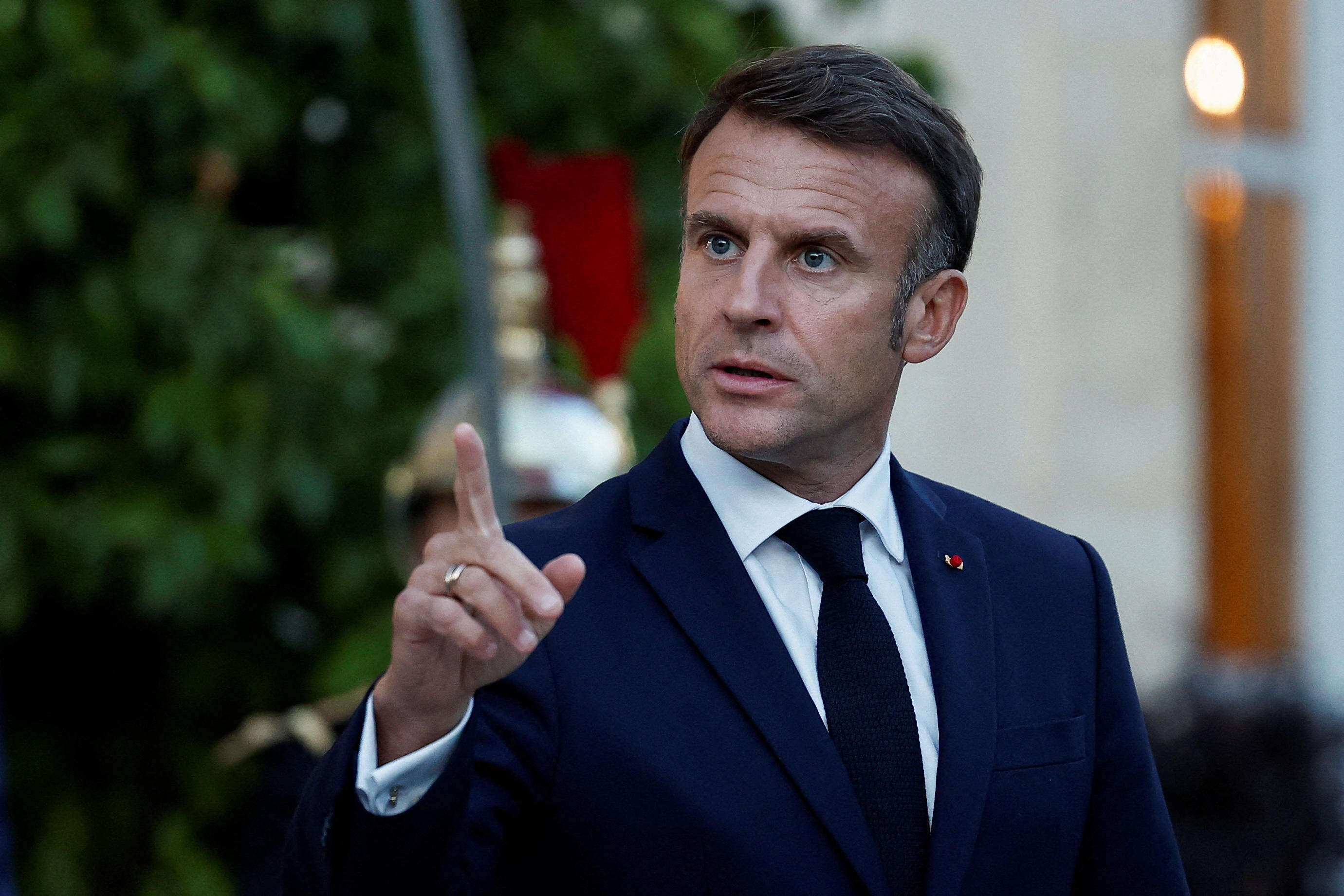 Proche-Orient : Emmanuel Macron réclame l’arrêt des livraisons d’armes « pour mener les combats sur Gaza »