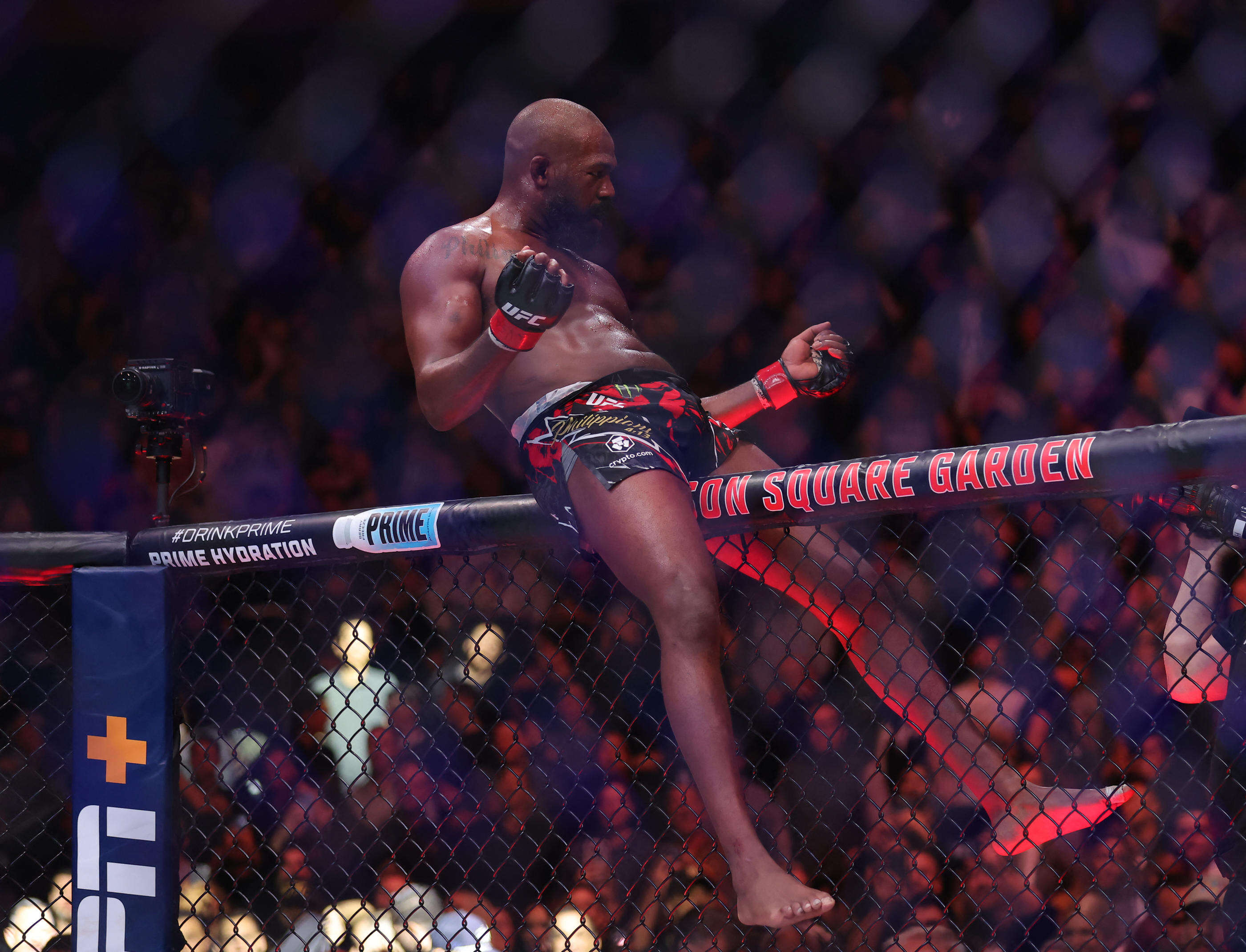 MMA : les images de l’invincible Jon Jones qui domine Stipe Miocic et reste champion sous les yeux de Donald Trump