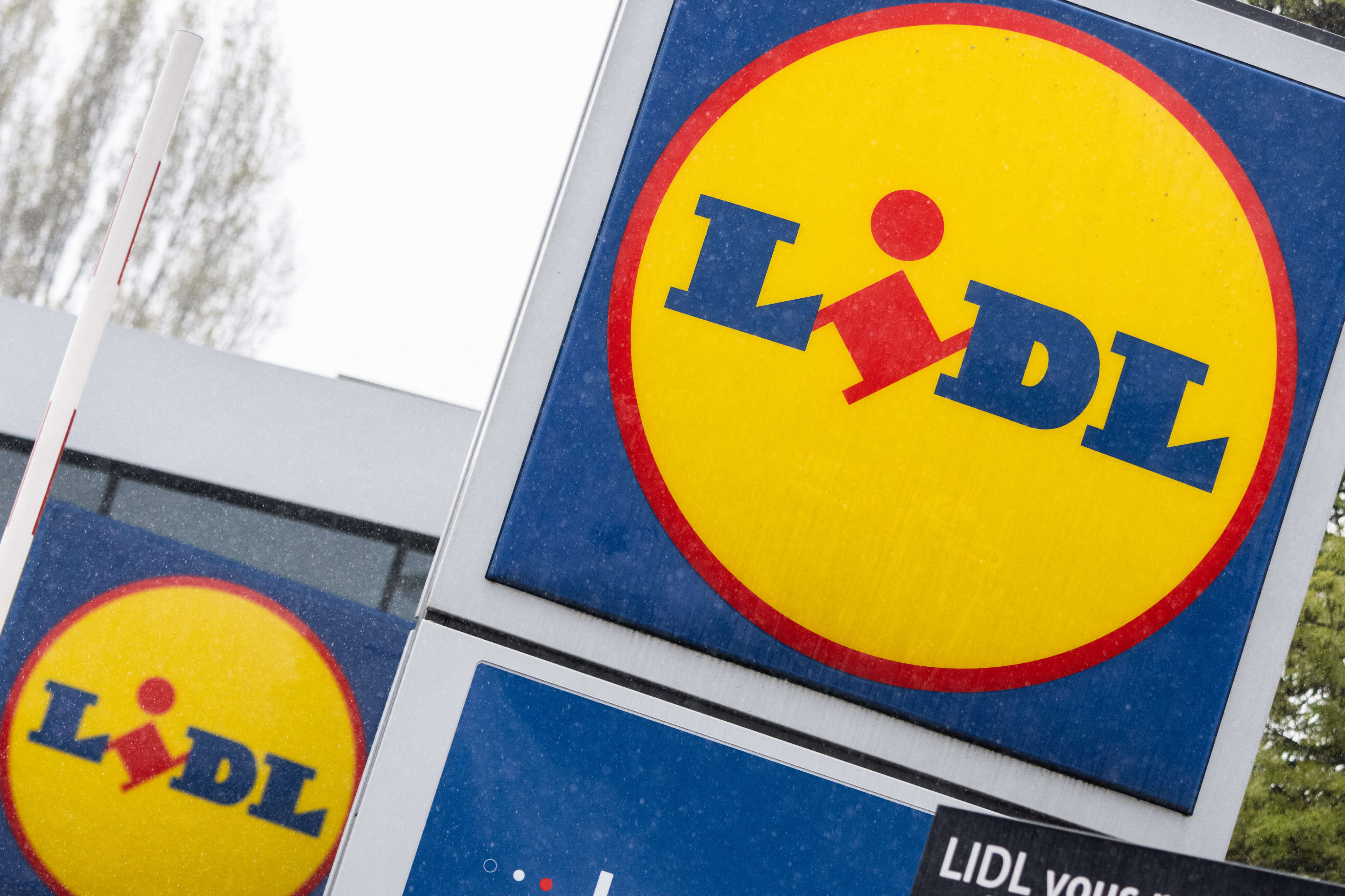 Vaucluse : des viticulteurs brisent des bouteilles de vin pour dénoncer des prix trop bas chez Lidl