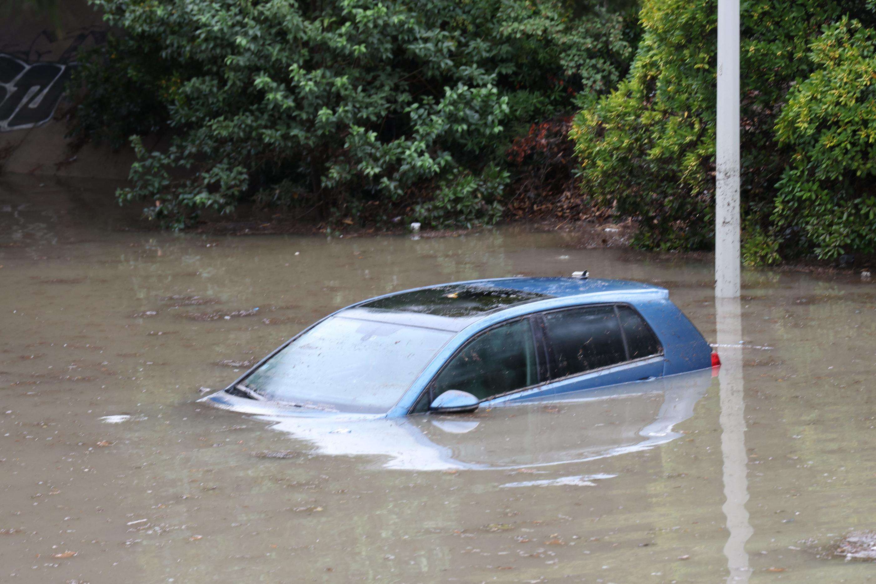 Routes inondées, voitures noyées… à Marseille, des inondations impressionnantes après d’importantes précipitations