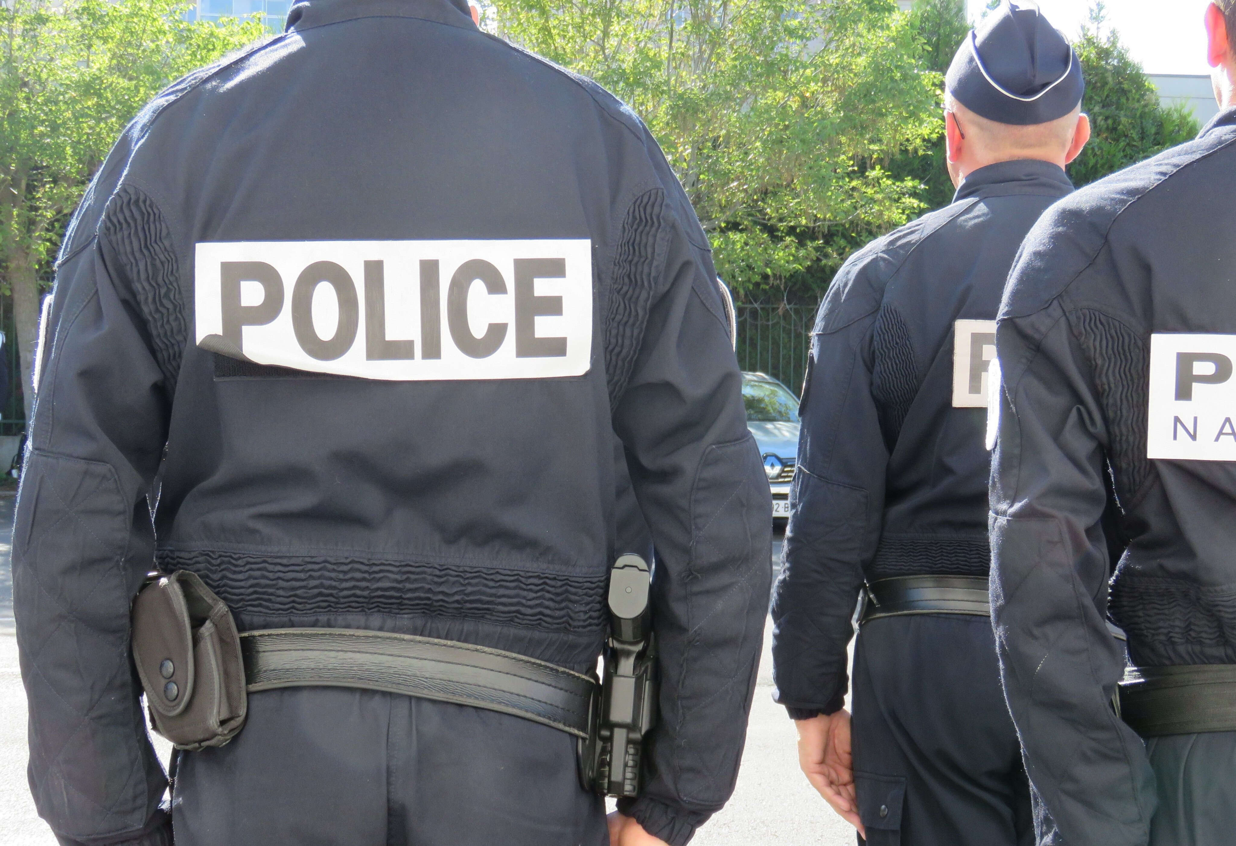 Charente-Maritime : un homme hospitalisé après avoir agressé des policiers avec un couteau au commissariat de Saintes