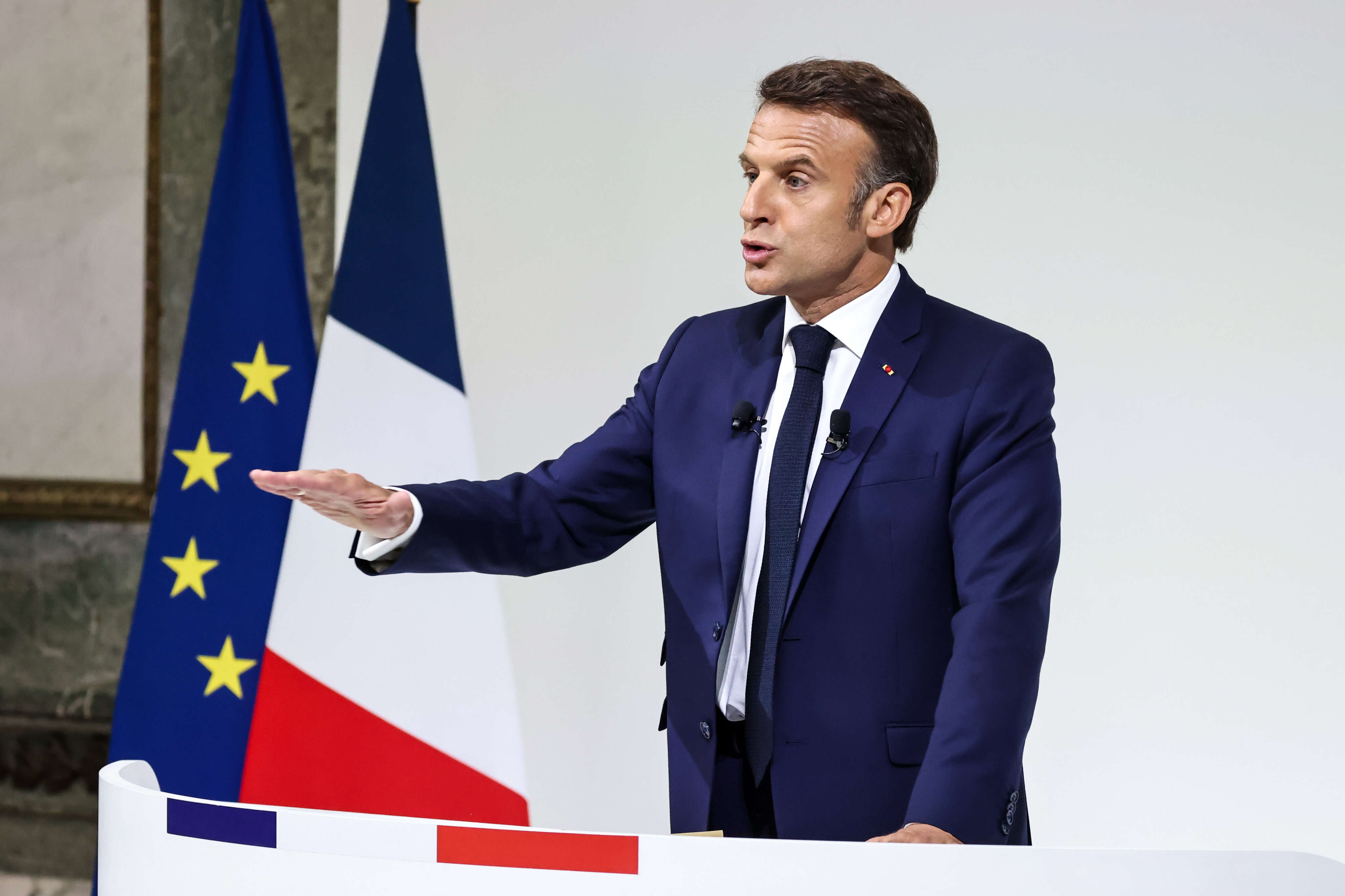 Législatives : Emmanuel Macron a-t-il violé la Constitution avec sa conférence de presse, comme l’affirme Marine Le Pen ?