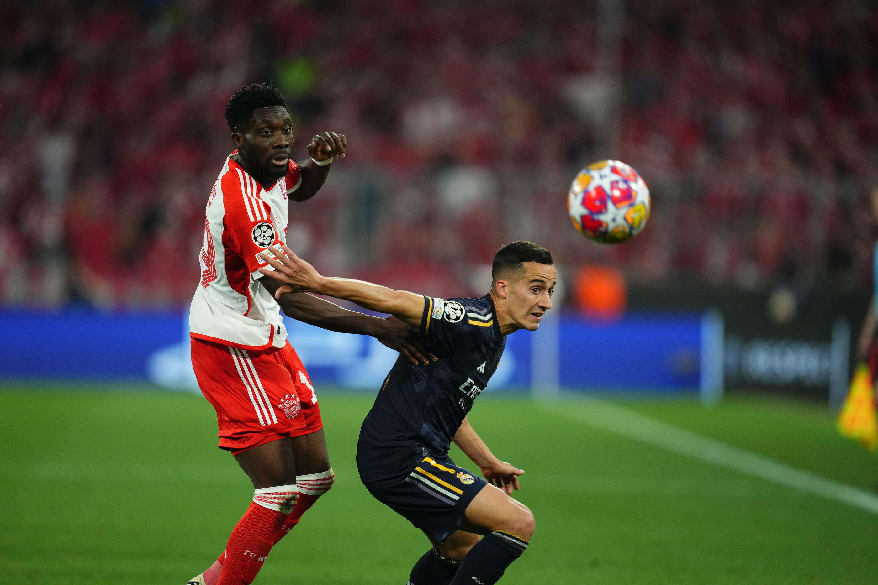 Bayern-Real Madrid : quand Alphonso Davies se trompe de maillot au moment d’entrer en jeu