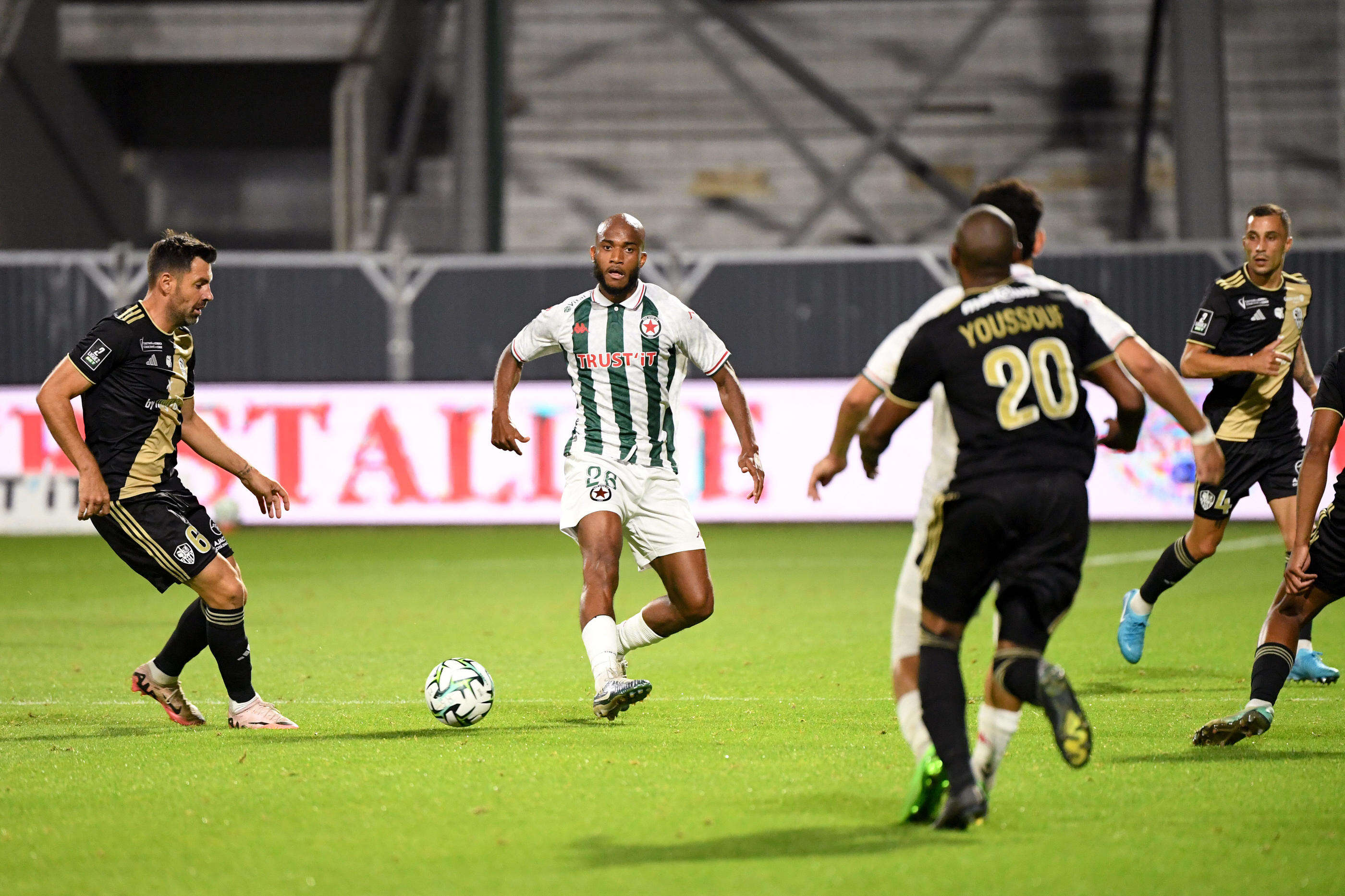 Guingamp-Red Star : « On va affronter l’un des favoris », prévient Grégory Poirier, le coach francilien