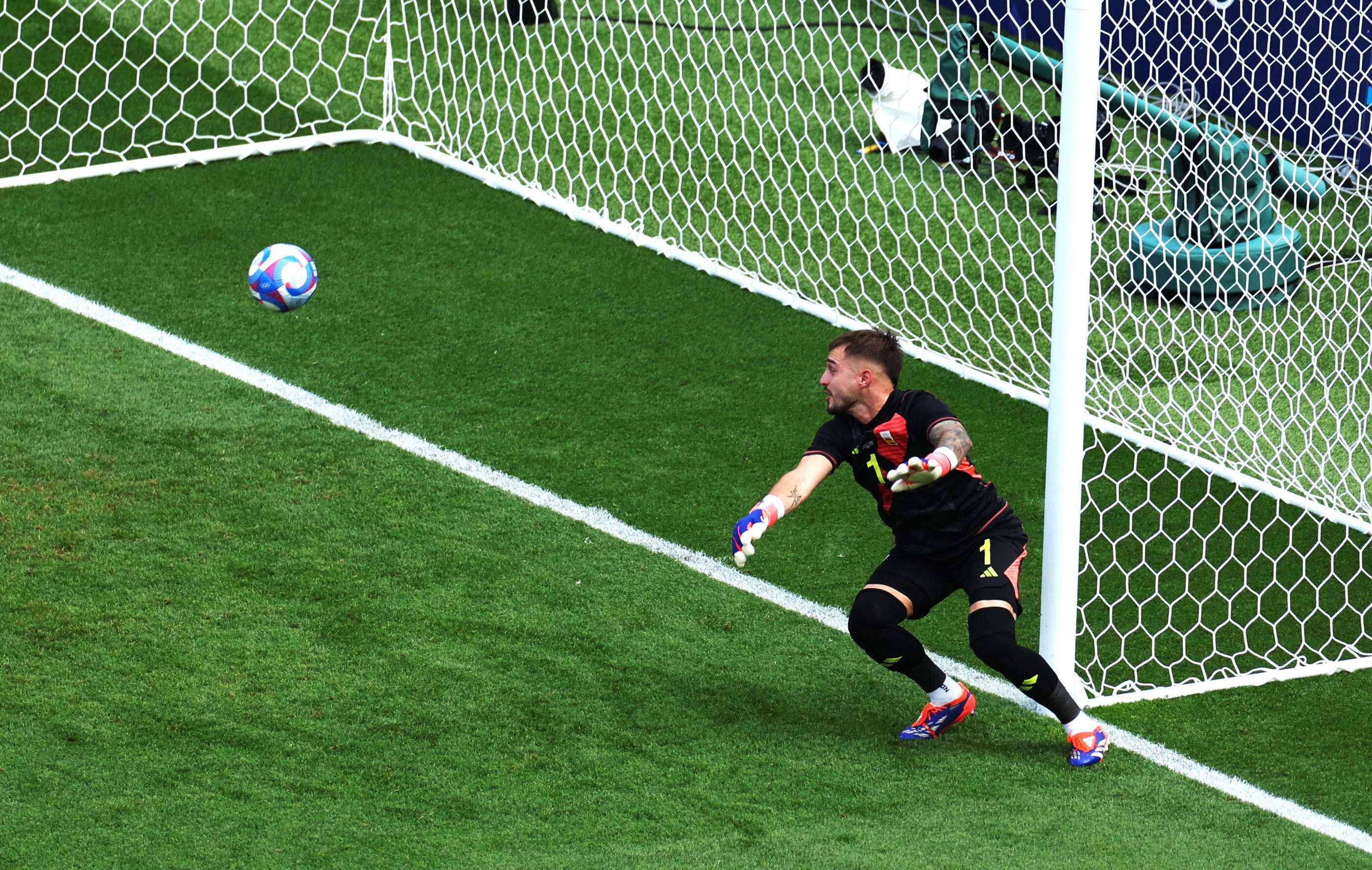 France-Espagne : la boulette d’Arnau Tenas, gardien du PSG, qui permet aux Bleus d’ouvrir le score en finale des JO