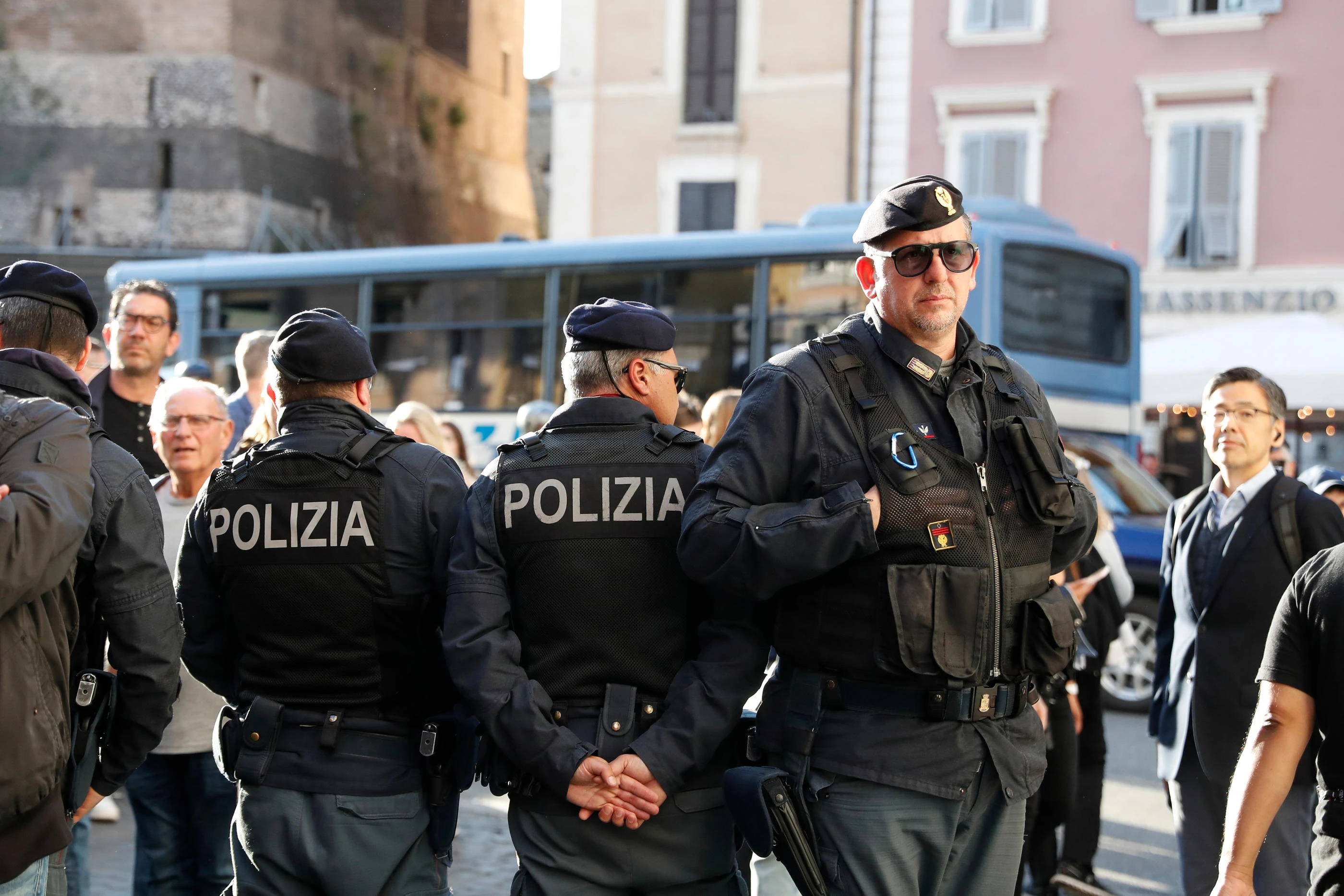 Italie : un policier poignardé dans le dos à Milan, un suspect arrêté pour tentative d’assassinat