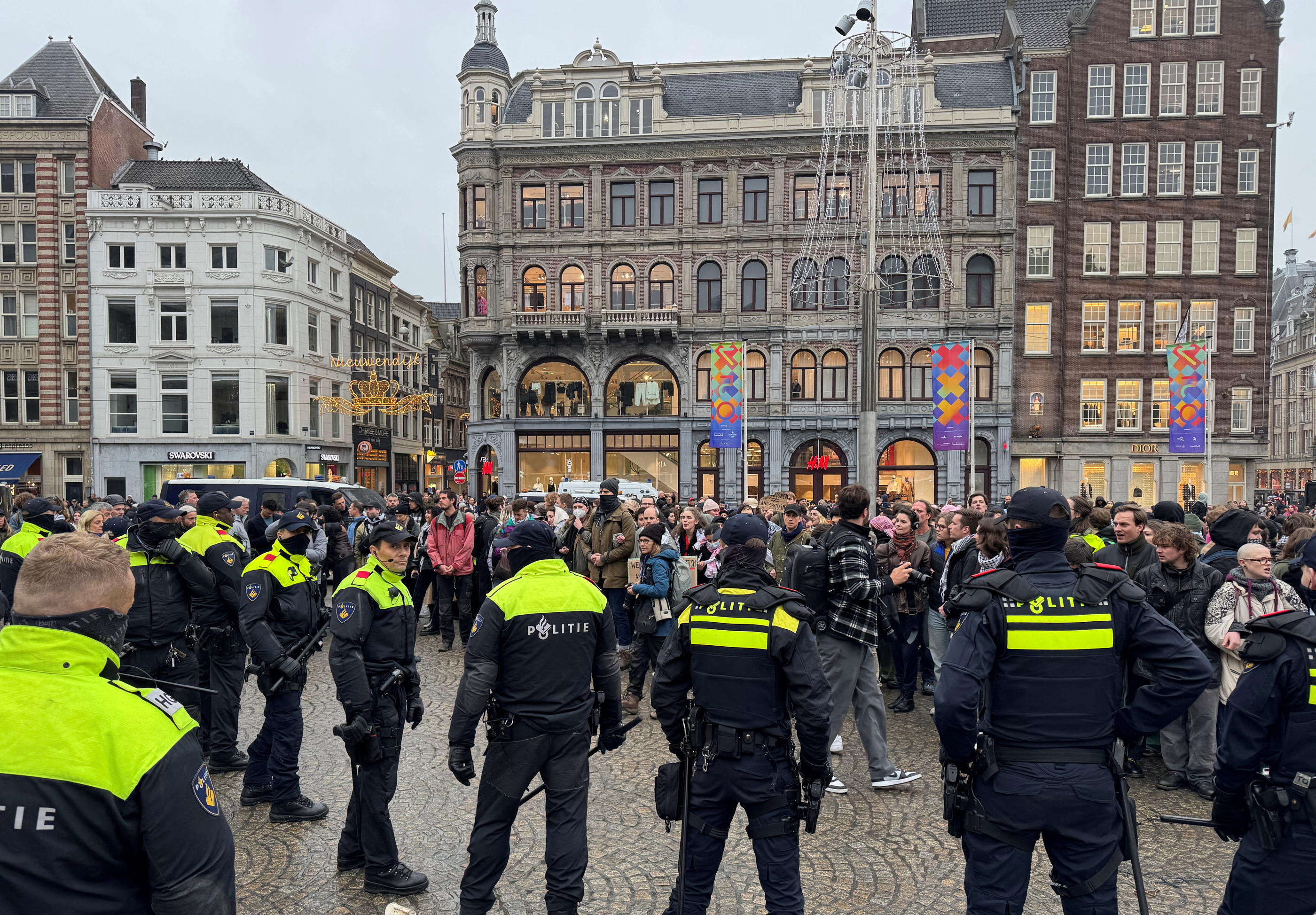 Amsterdam : la police néerlandaise arrête des manifestants propalestiniens lors d’un rassemblement interdit