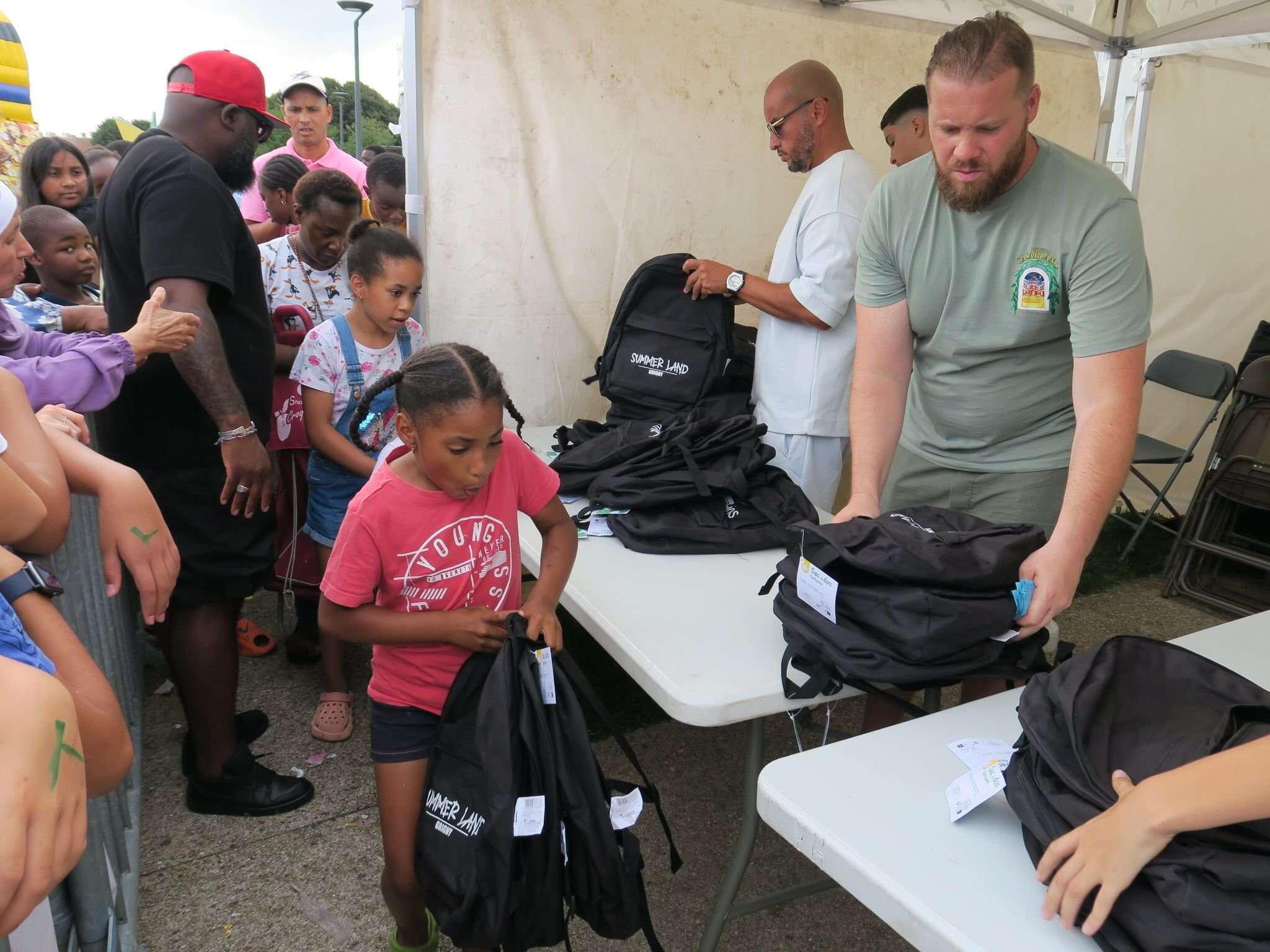 « Ça fait moins à acheter » : 1 300 sacs de fournitures scolaires distribués aux familles de Grigny