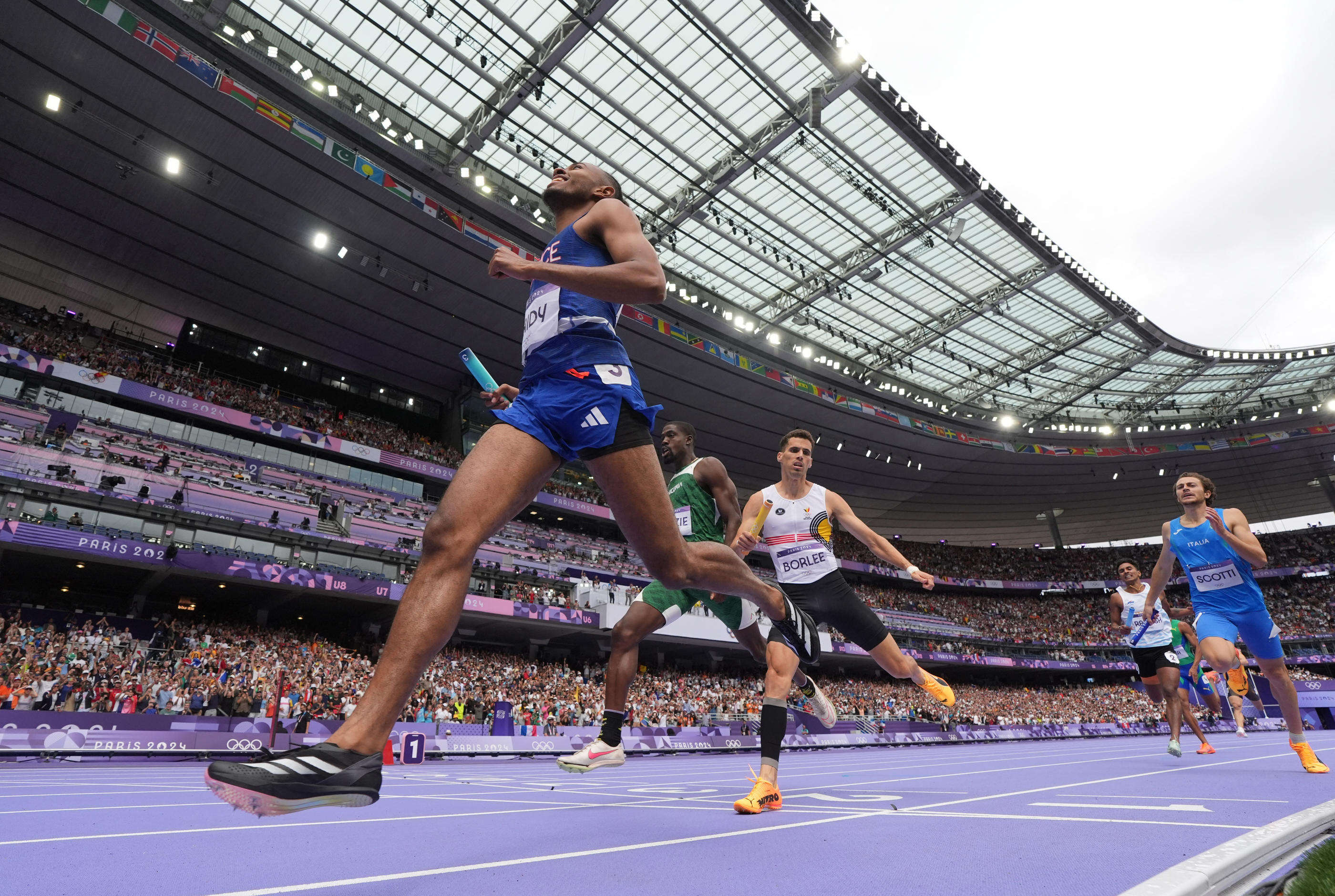 Finale du relais 4X400 m : grosse chute du Français Fabrisio Saïdy, poussé par le Sud-Africain en pleine course