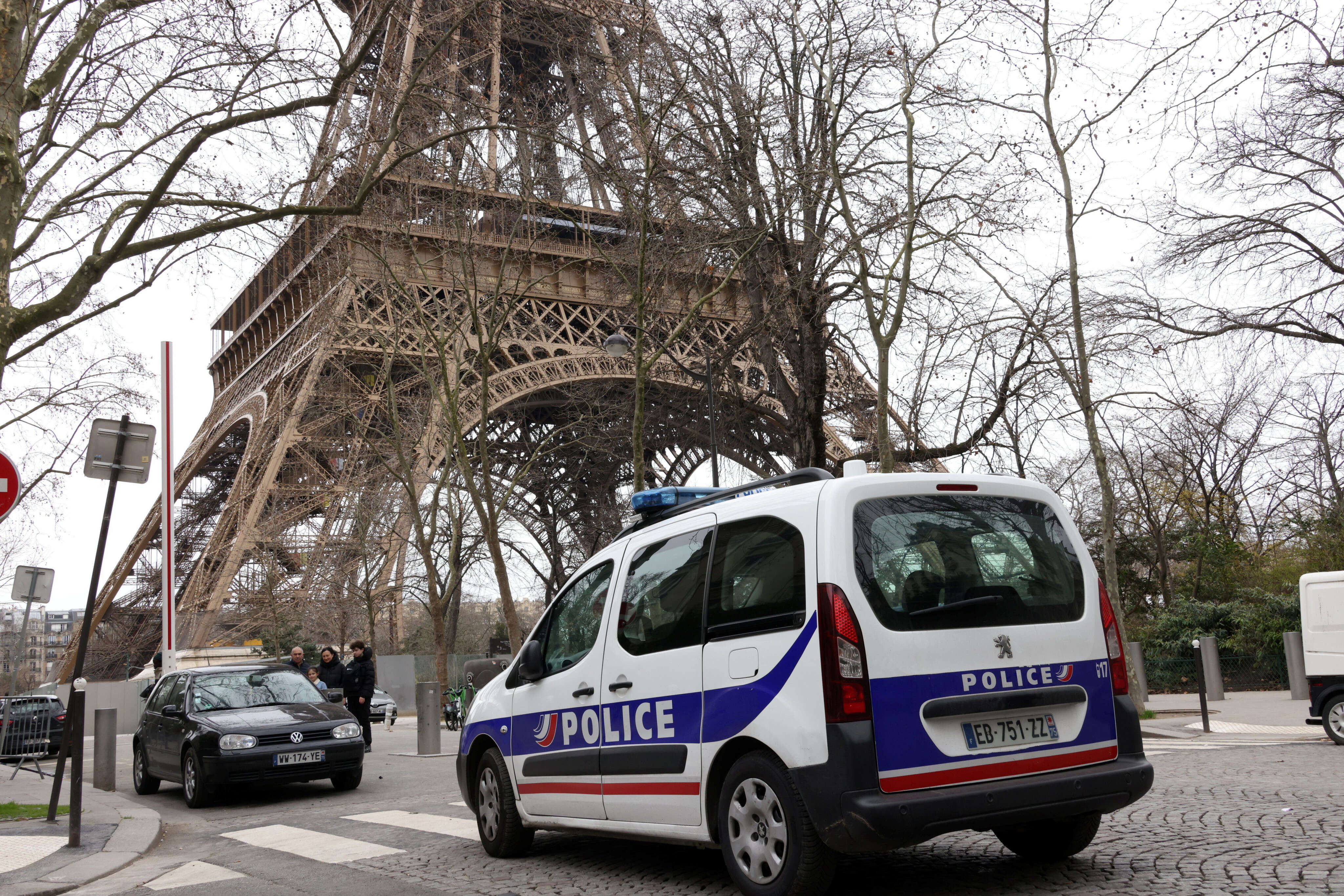 Paris : un conducteur pris en charge à l’hôpital après avoir refusé d’obtempérer près de la tour Eiffel