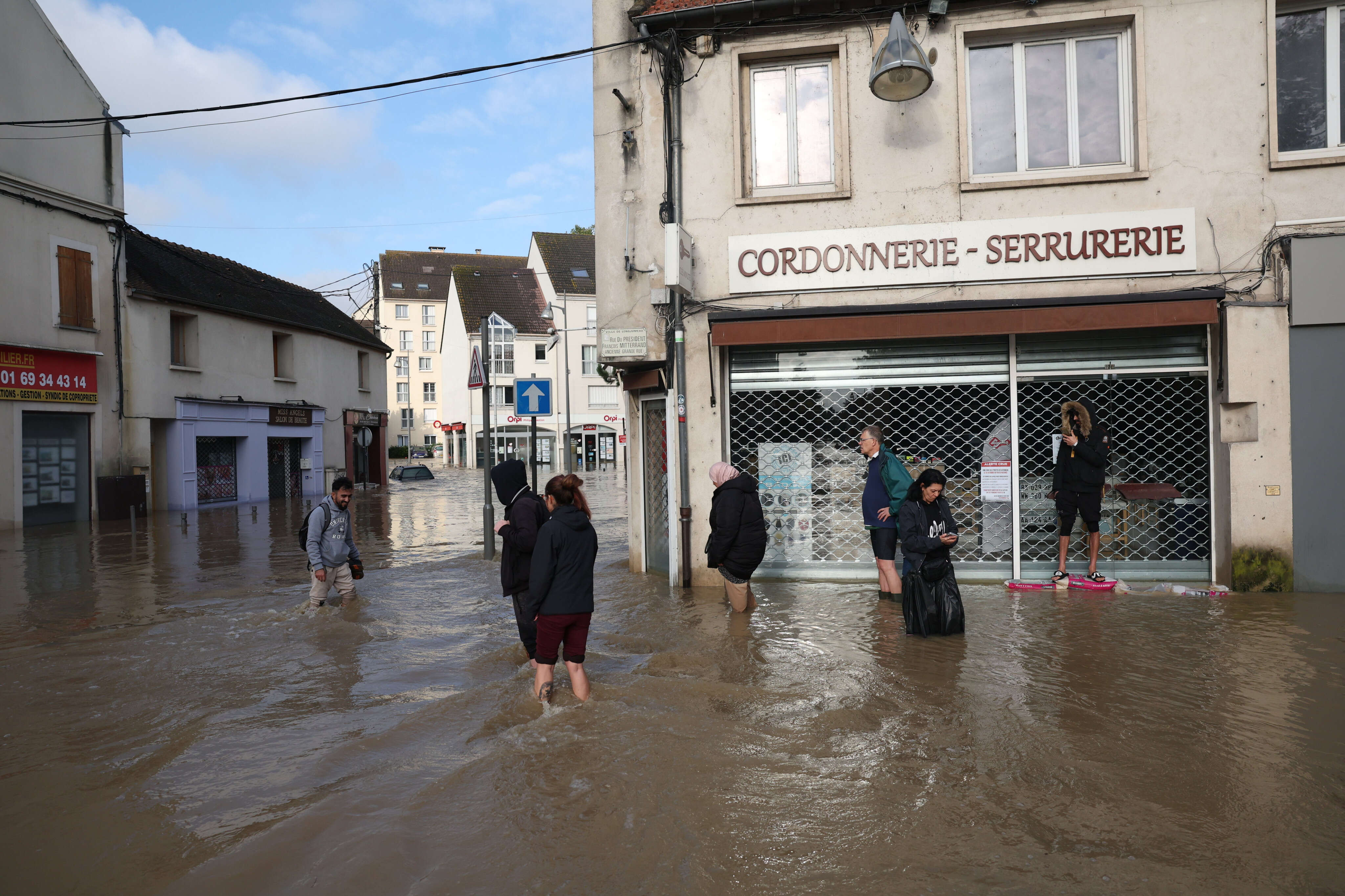 Tempête Kirk en Essonne : le centre-ville de Longjumeau entièrement paralysé par les inondations