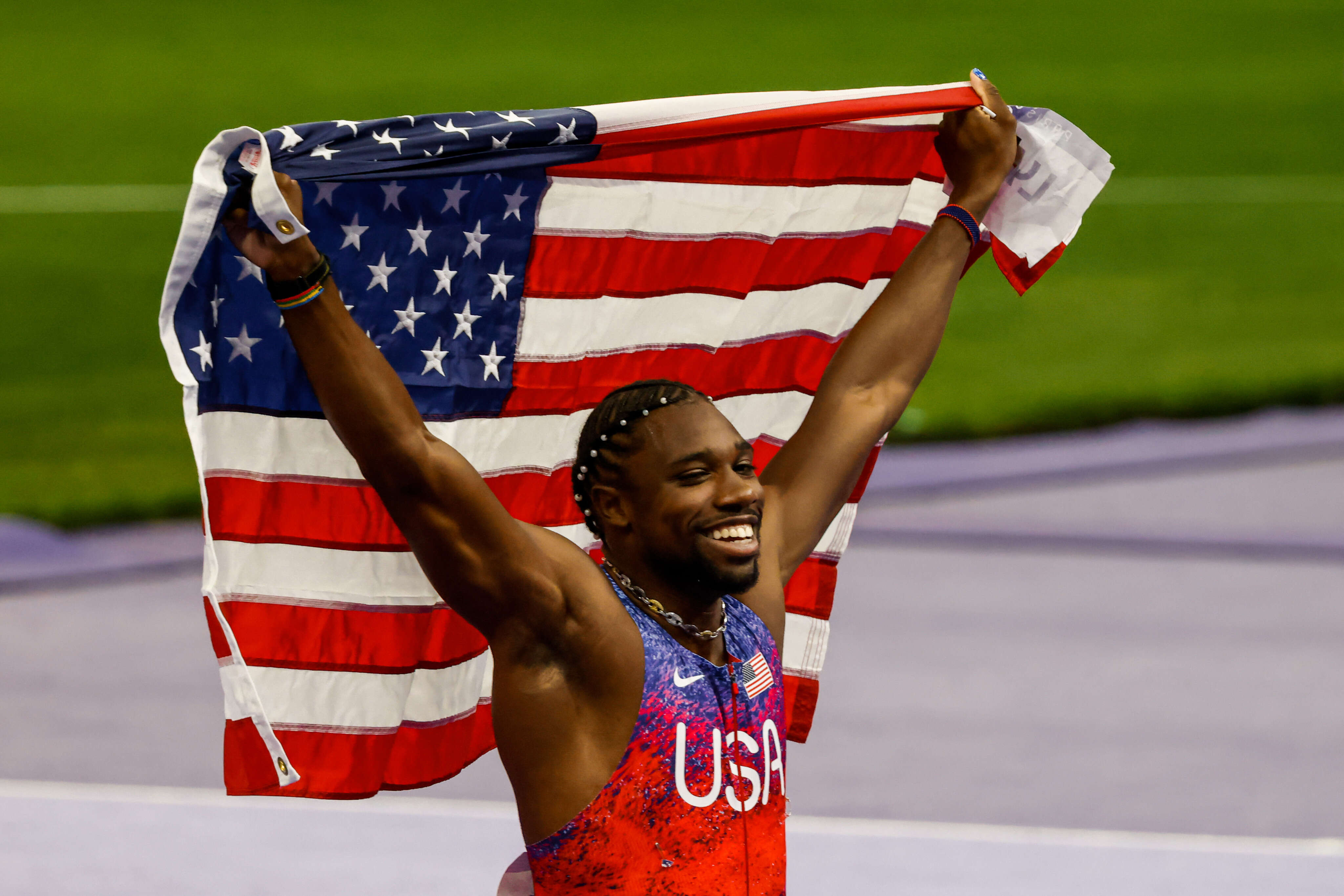 JO Paris 2024 : quand le sprinteur Noah Lyles s’affiche avec un maillot de l’OL