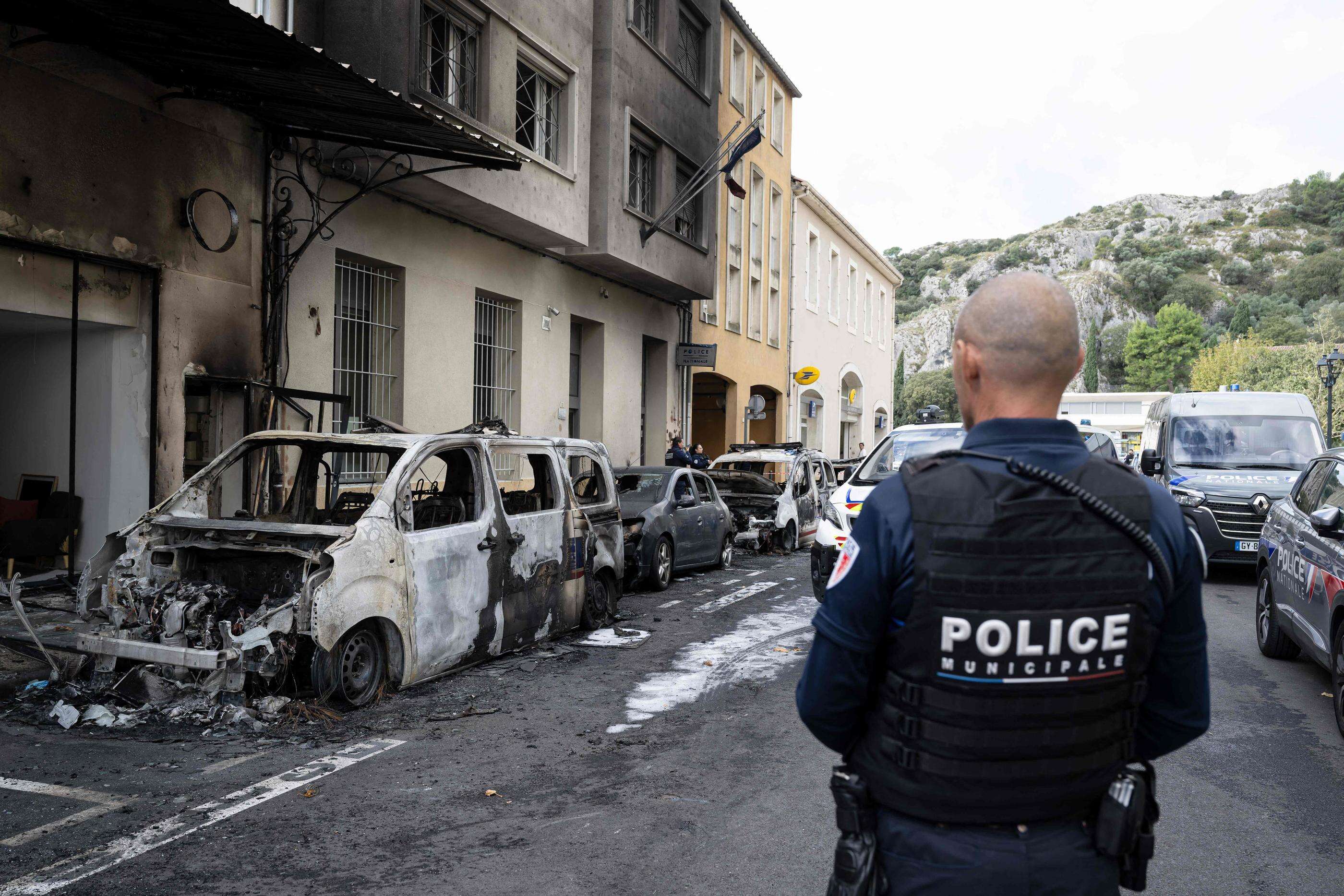 Deux hommes écroués pour l’incendie de véhicules de police devant le commissariat de Cavaillon