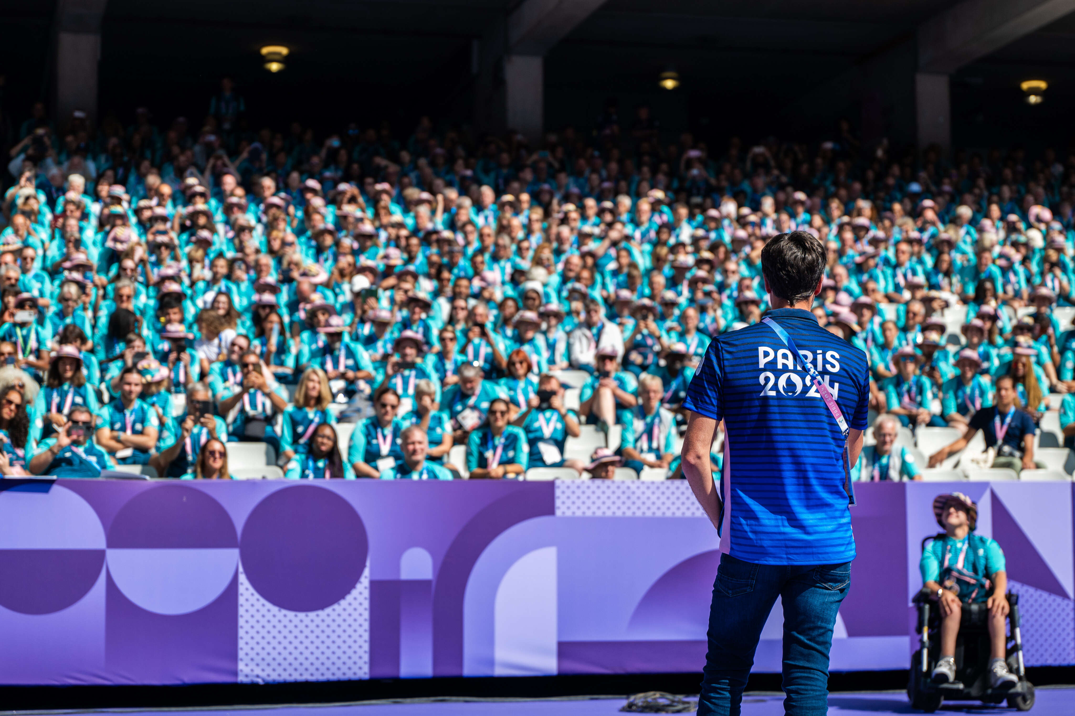 Jeux paralympiques : les images du volontaire balayeur qui a enflammé l’Arena Porte de la Chapelle