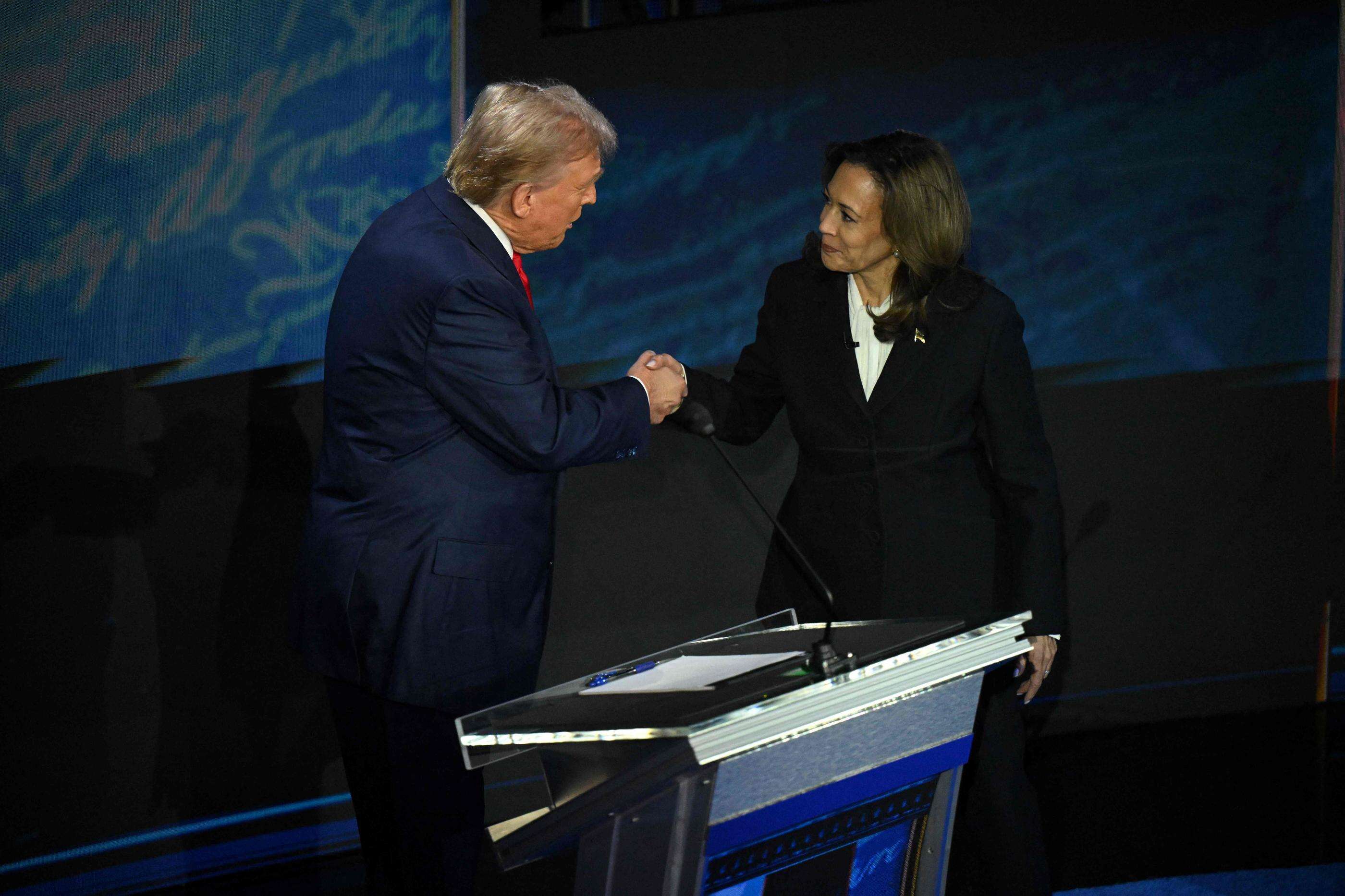 Présidentielle américaine : la poignée de main Harris-Trump, une première depuis huit ans lors d’un débat