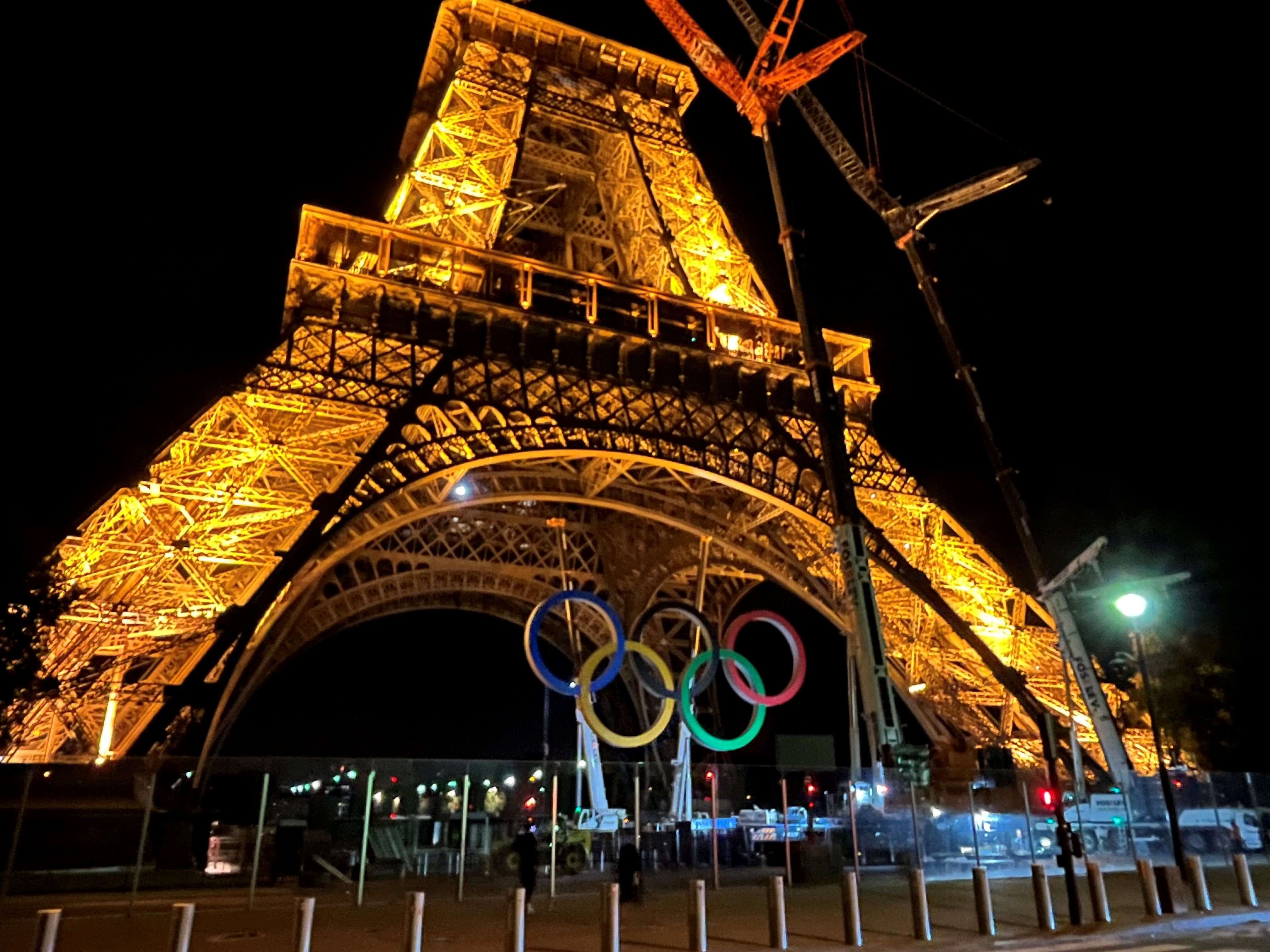 « C’était beau, un symbole » : les anneaux olympiques retirés de la tour Eiffel