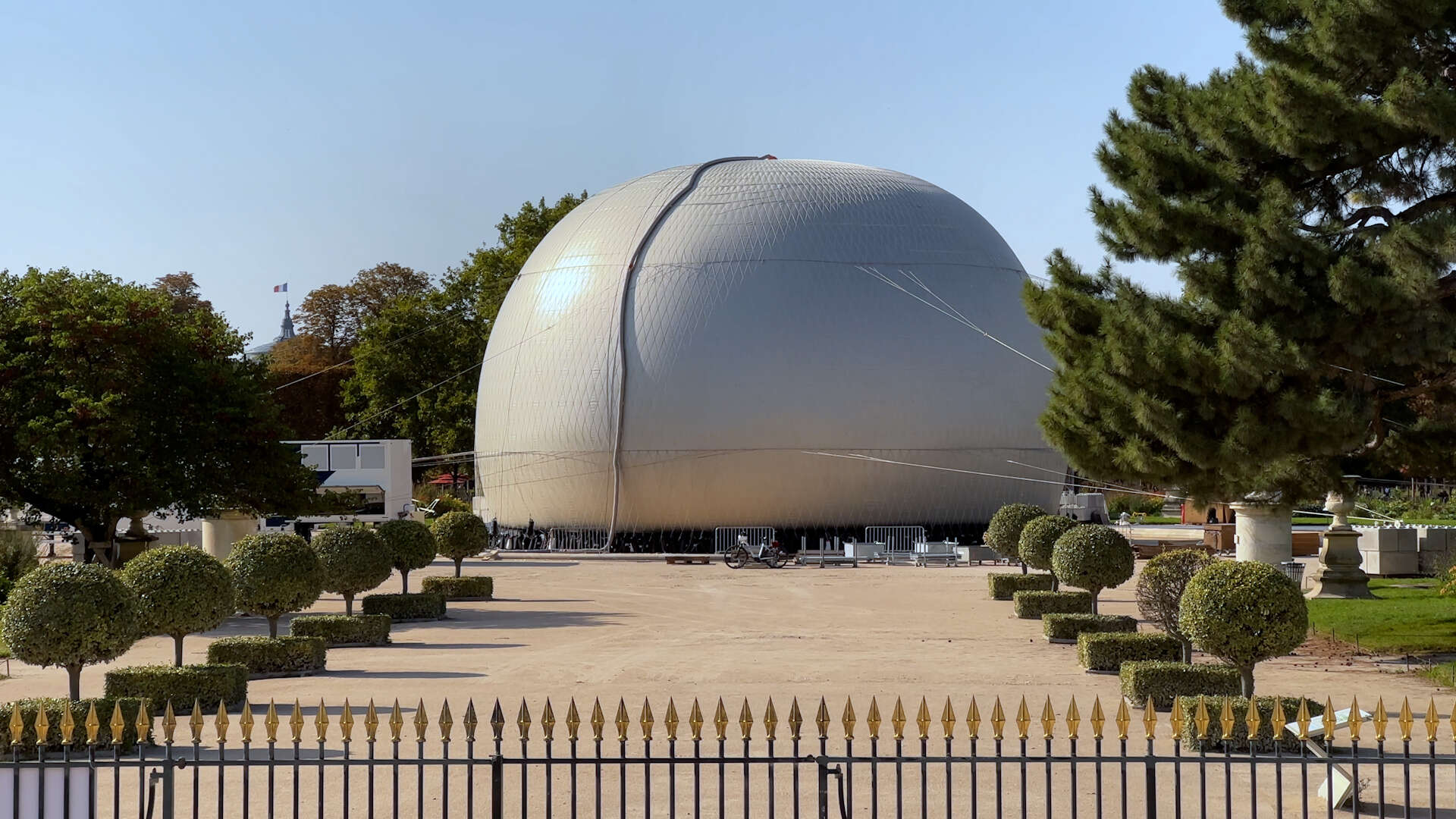 VIDÉO. « Ça fait un pincement au cœur » : le ballon de la vasque olympique se dégonfle petit à petit