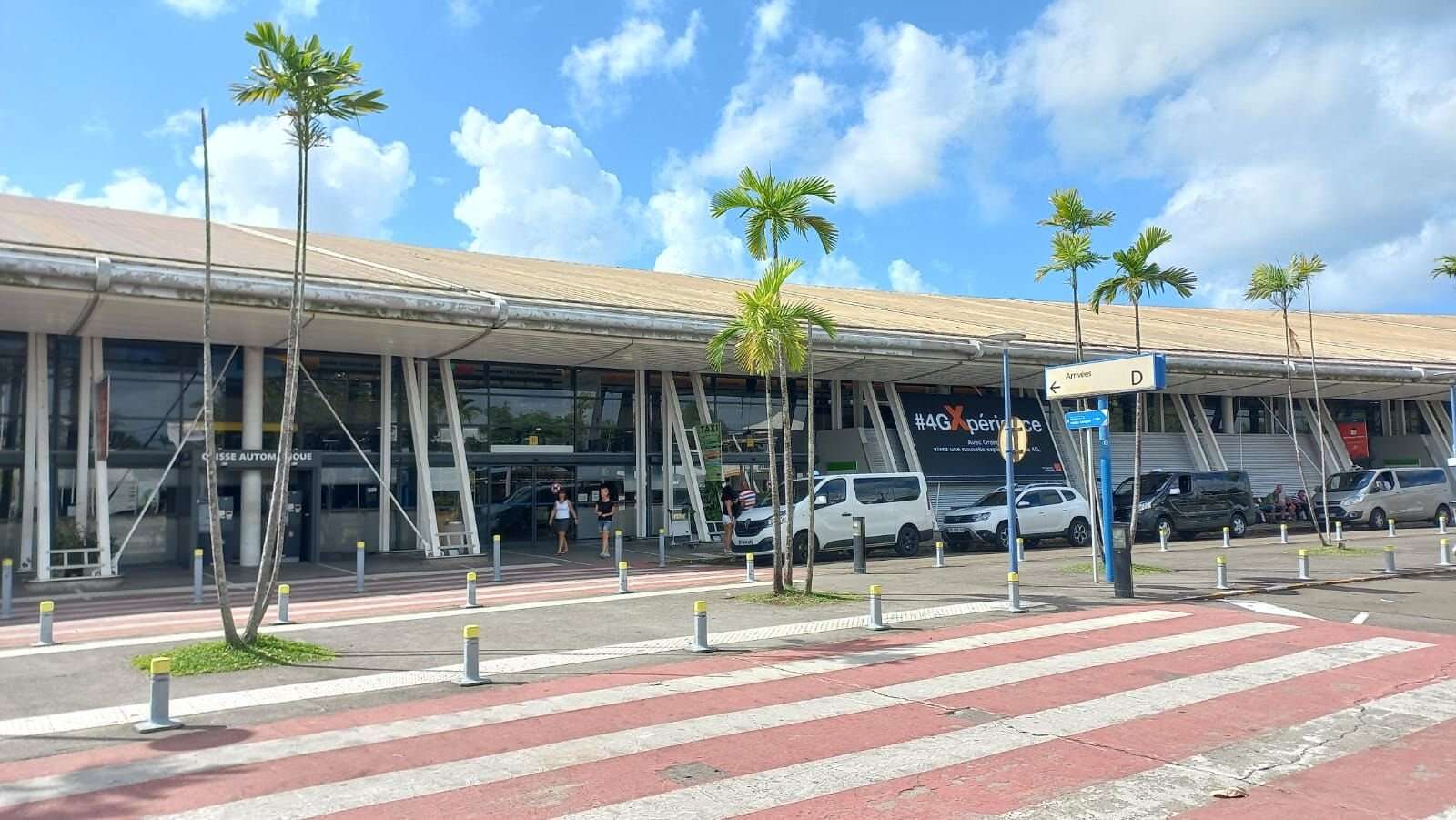 Violences en Martinique : l’aéroport fermé, plus de 1000 passagers déroutés en Guadeloupe