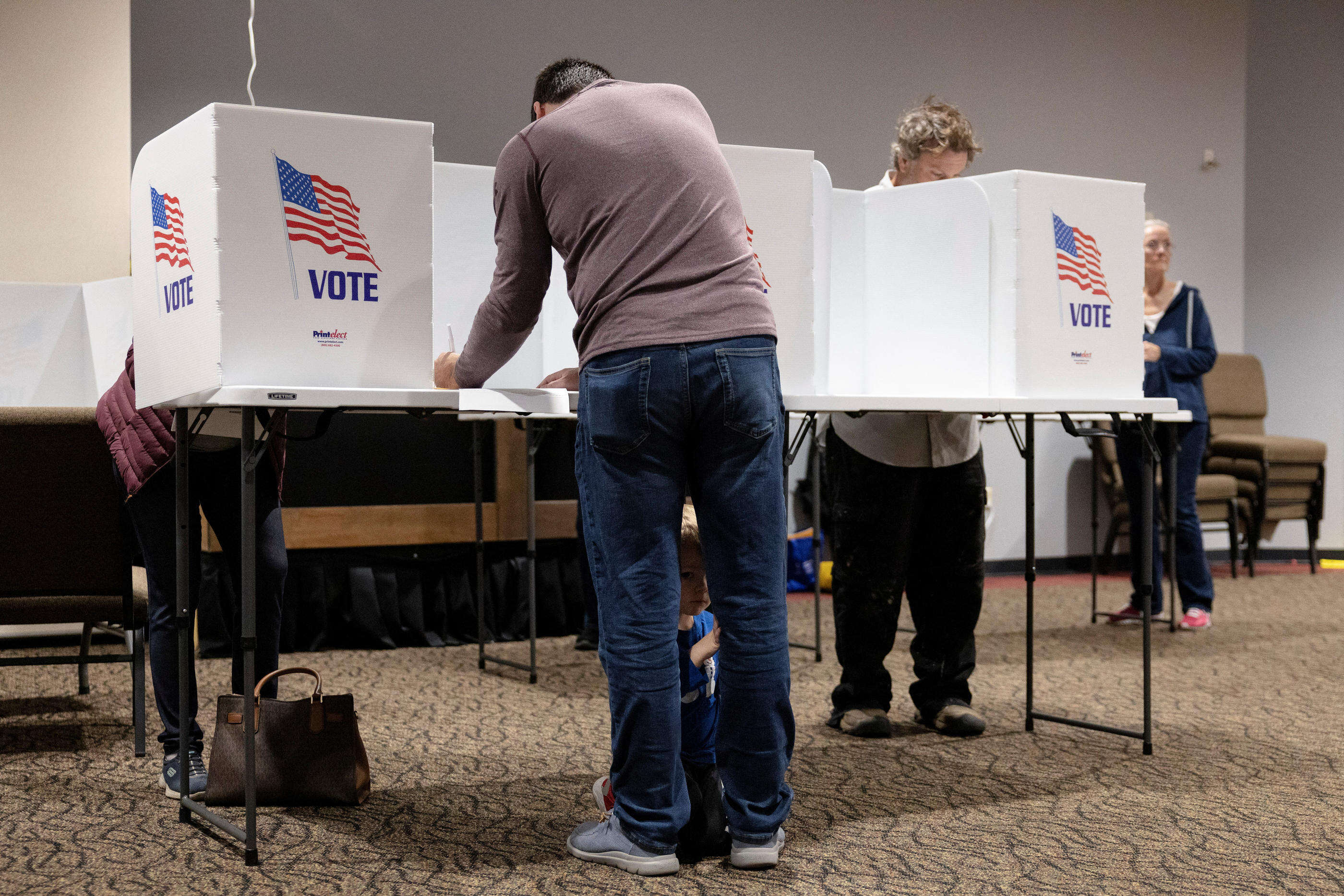 Présidentielle américaine : bureaux de vote ouverts, appels au calme et désinformation… le récap du « D-Day » de l’élection