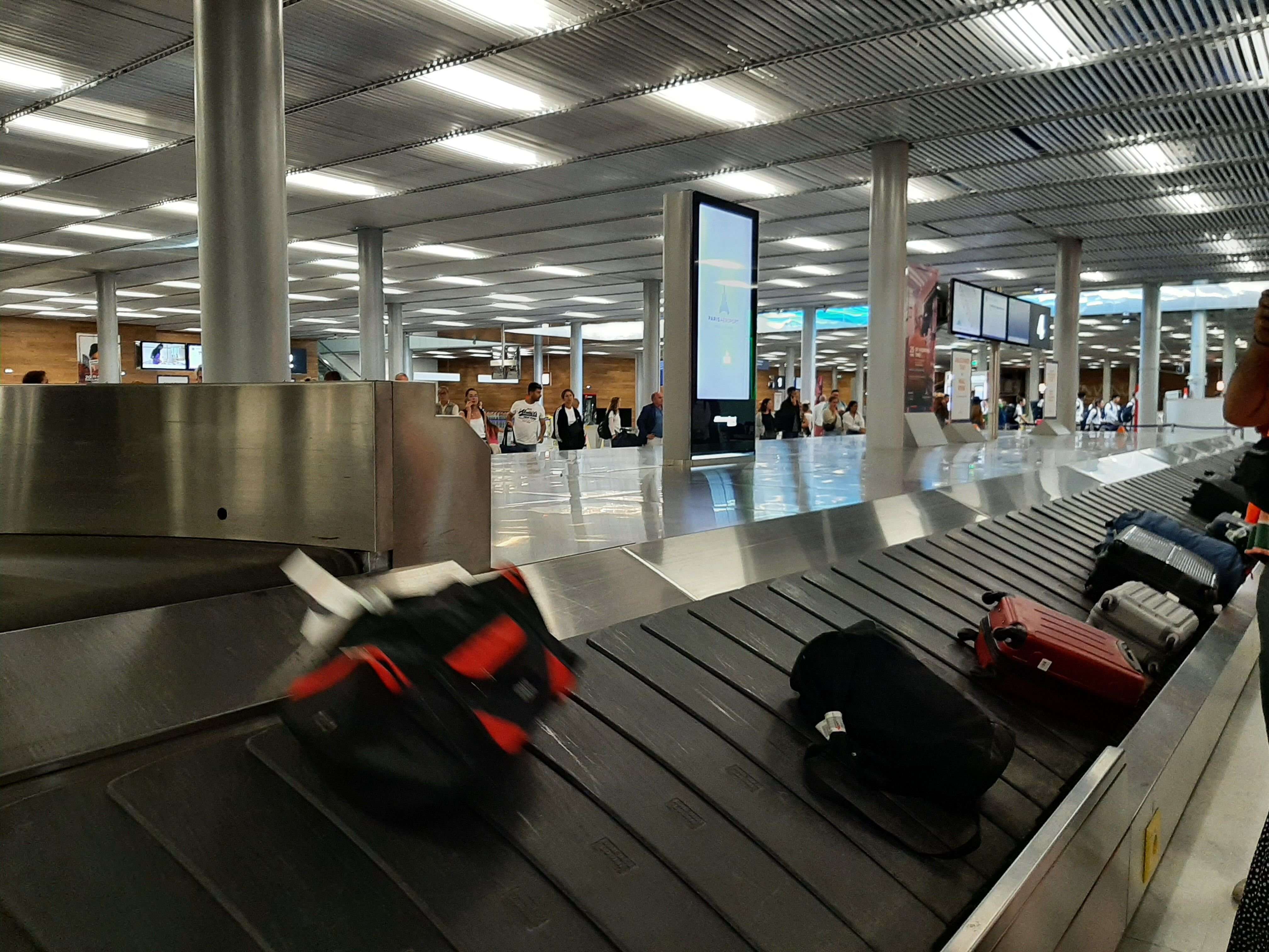 Une femme meurt coincée dans un tapis roulant à bagages de l’aéroport de Chicago