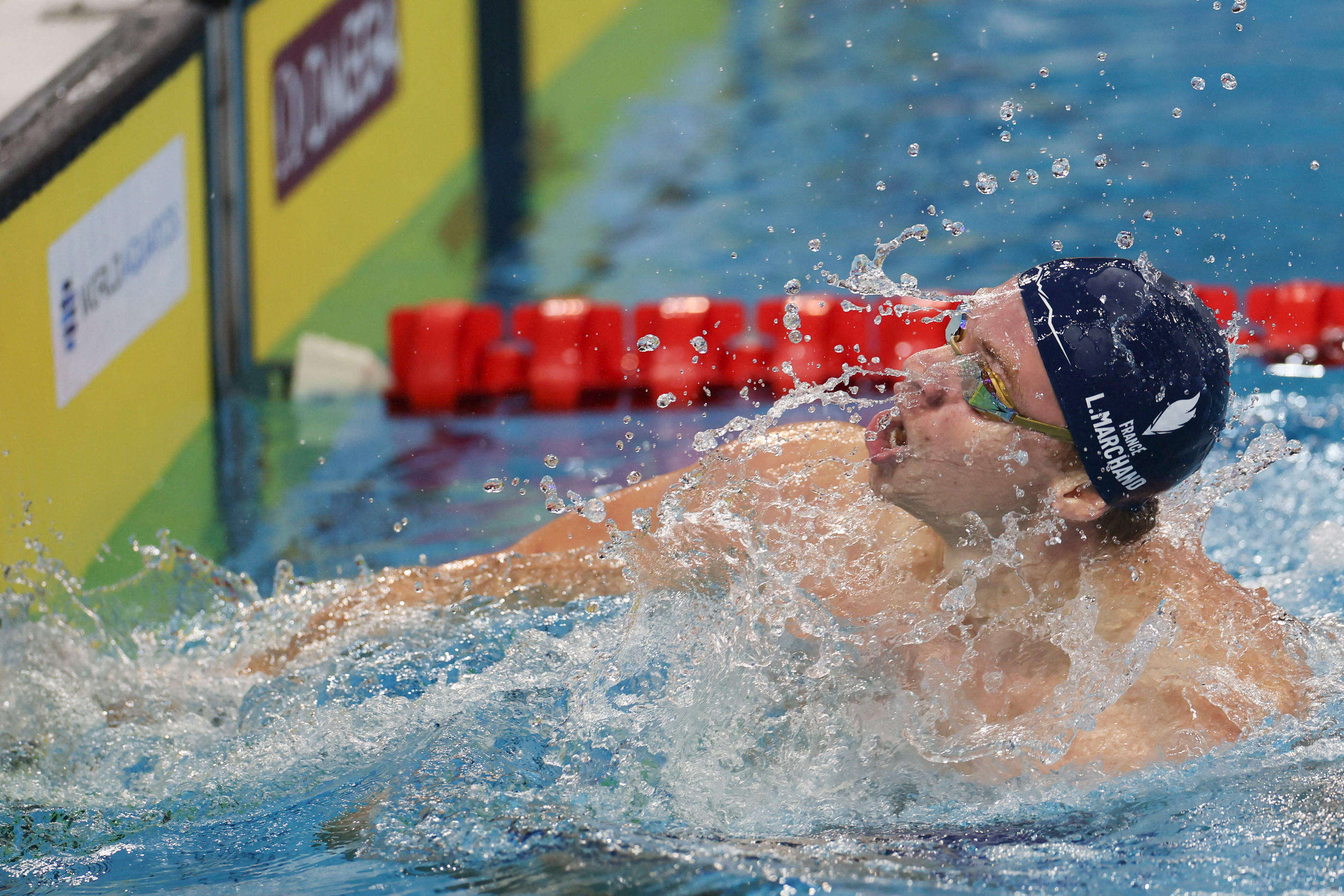 Natation : fatigué, Léon Marchand se retire de deux épreuves en Corée du Sud