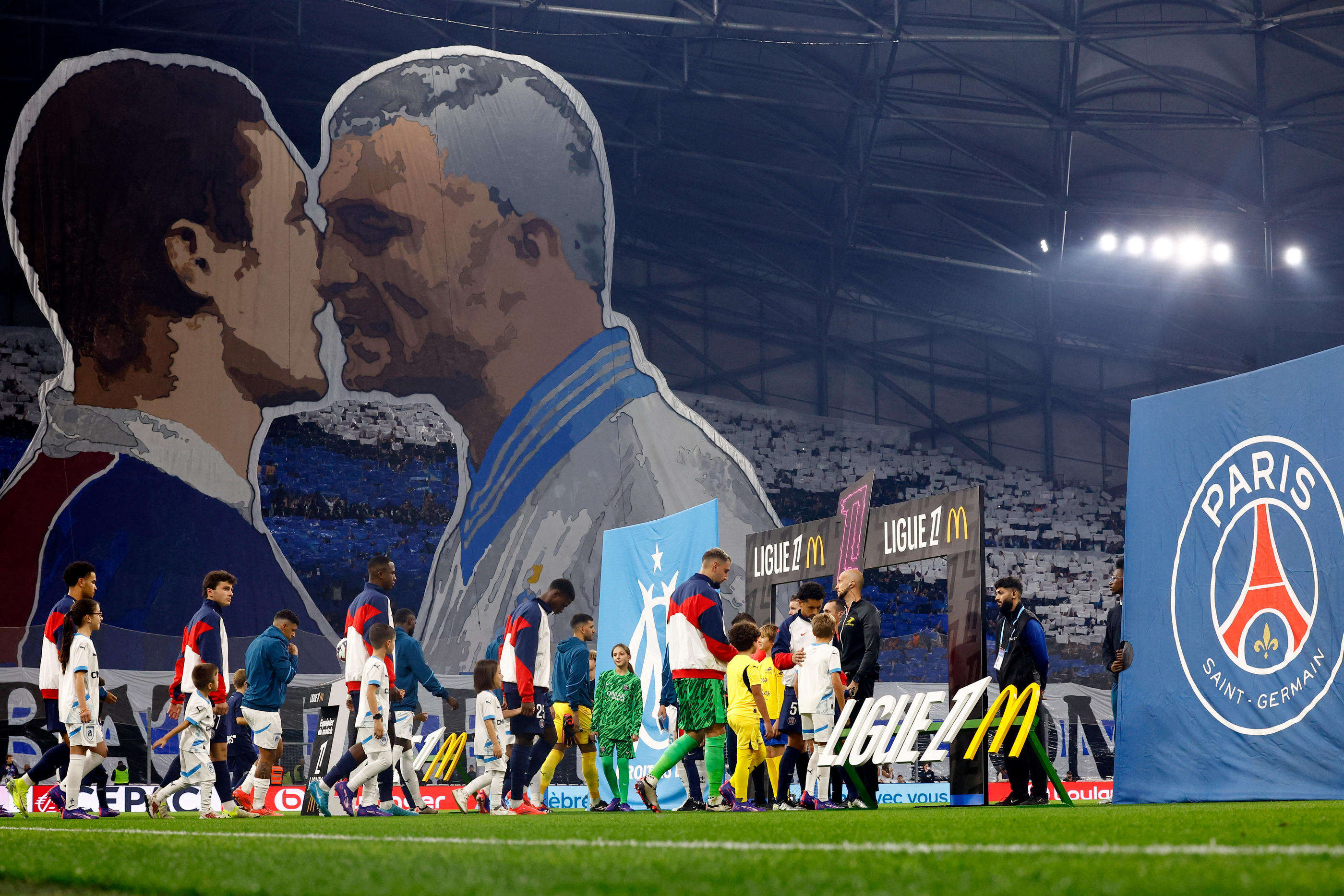 OM-PSG : les images du spectaculaire tifo des ultras marseillais en hommage à Ravanelli face à Ducrocq