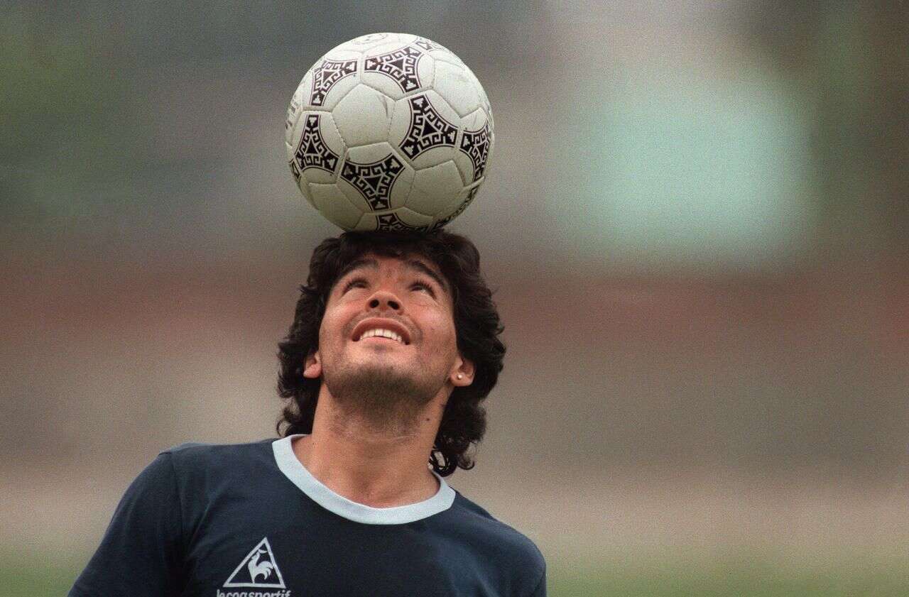 Football : le Ballon d’or de Diego Maradona va être vendu aux enchères