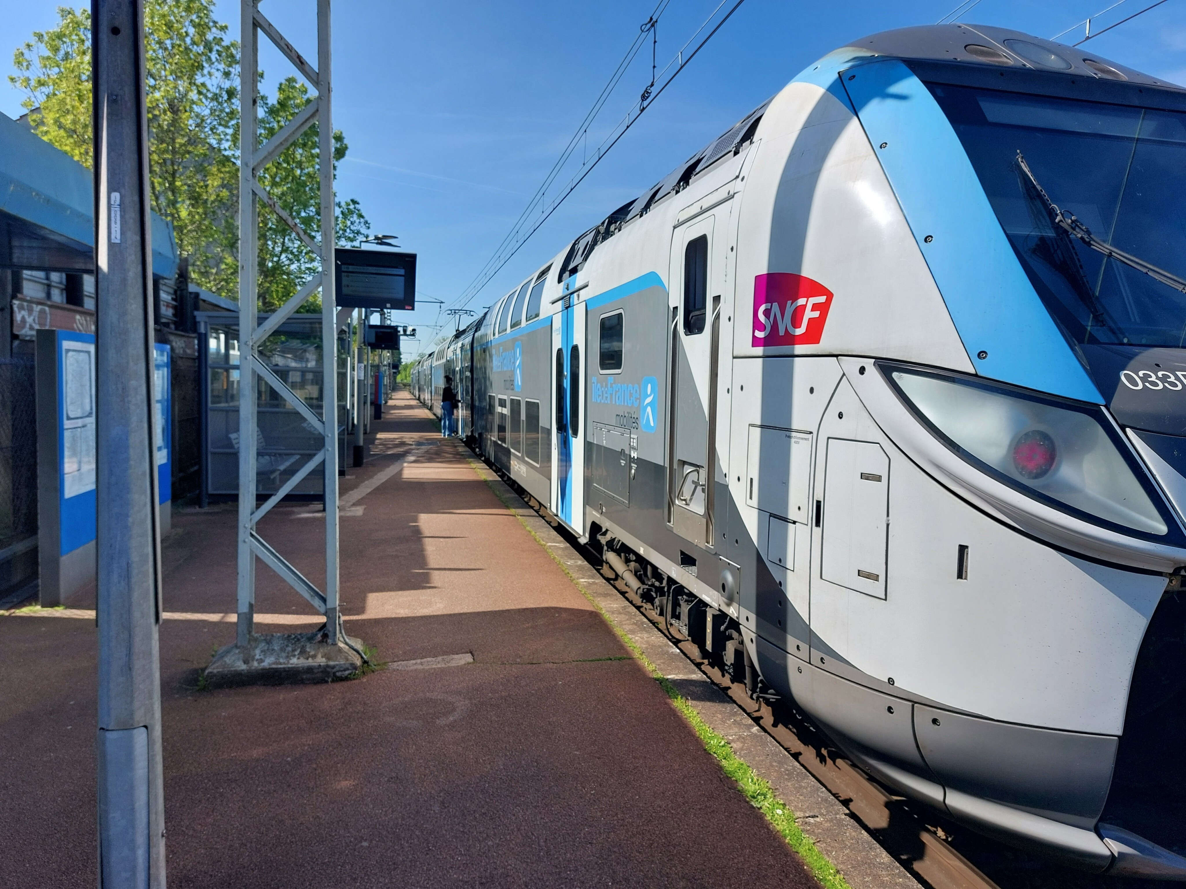 Trafic interrompu sur le RER D : trois personnes blessées après une collision avec engin de chantier