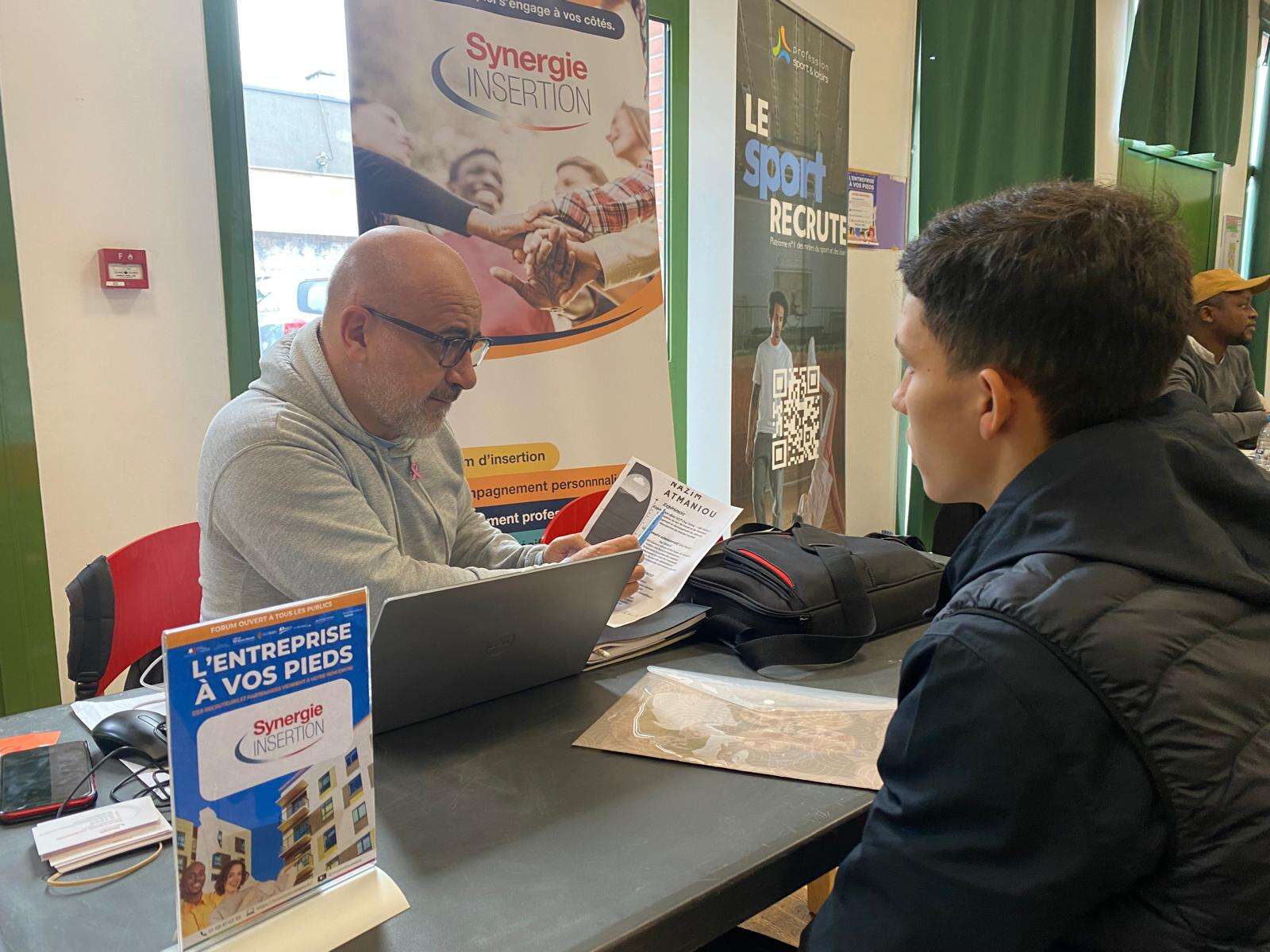 « Pour les jeunes, chercher un emploi est une guerre » : en Seine-Saint-Denis, des recruteurs au pied des tours