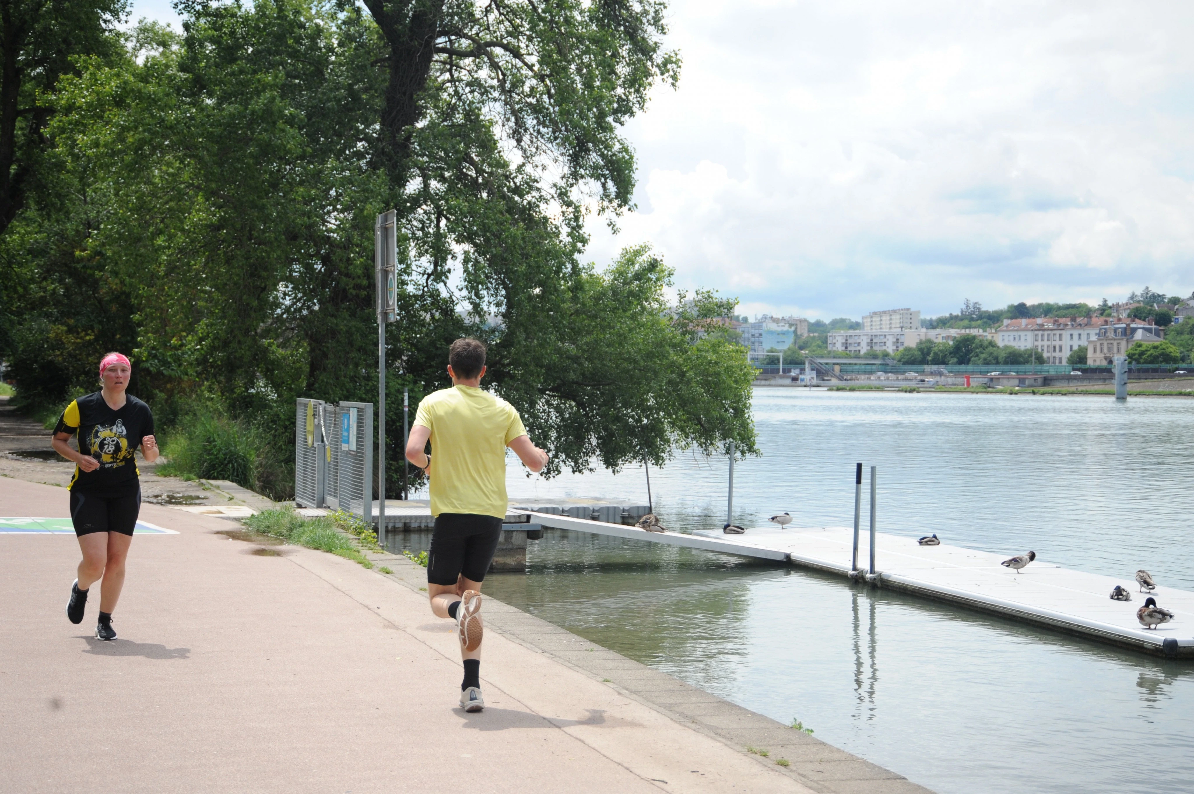 « Une eau de relativement bonne qualité » : après la Seine, on va pouvoir se baigner à Lyon dans le Rhône !