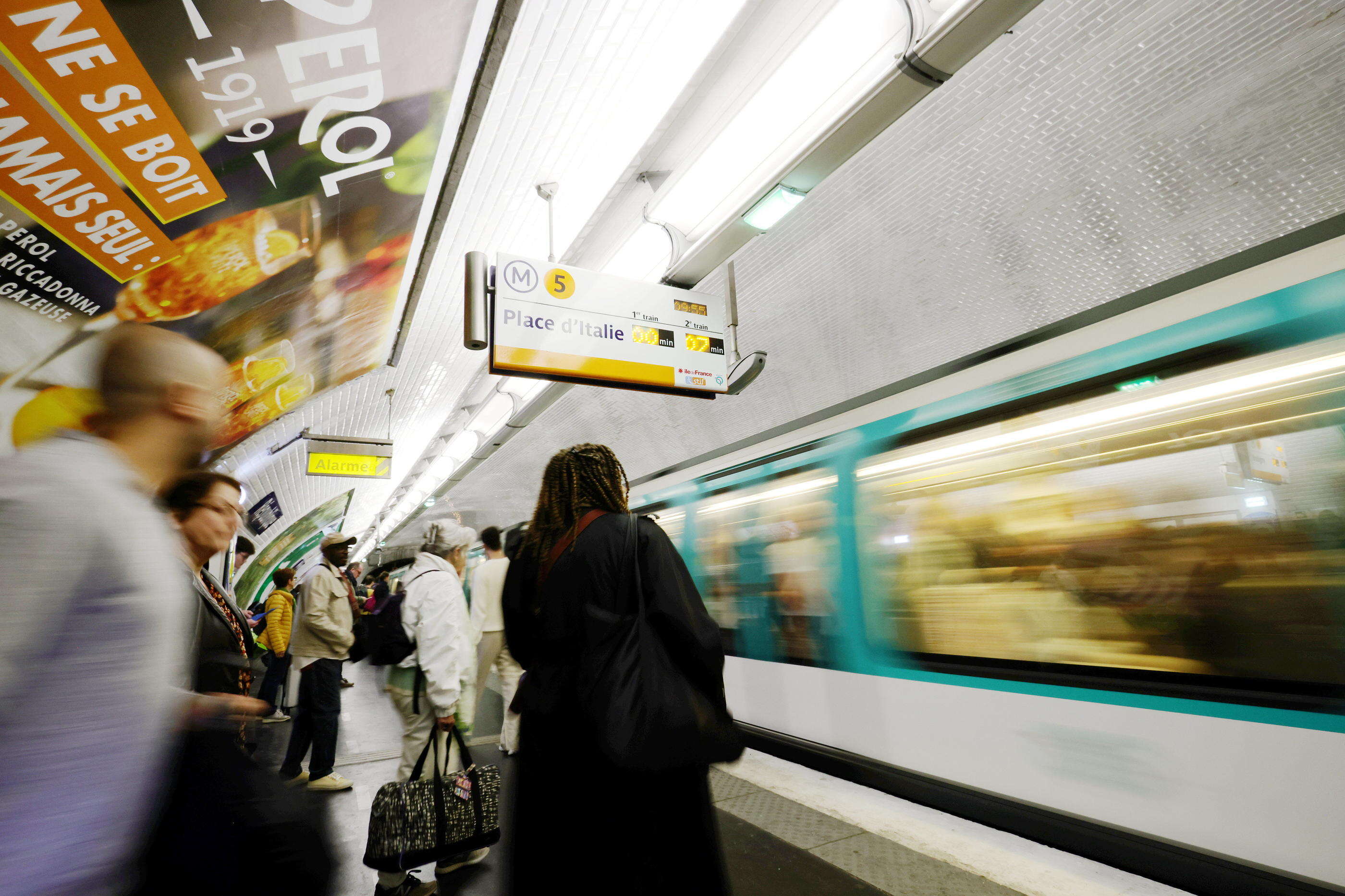 Un homme arborant un maillot floqué « Anti juif » photographié dans le métro parisien, la RATP porte plainte