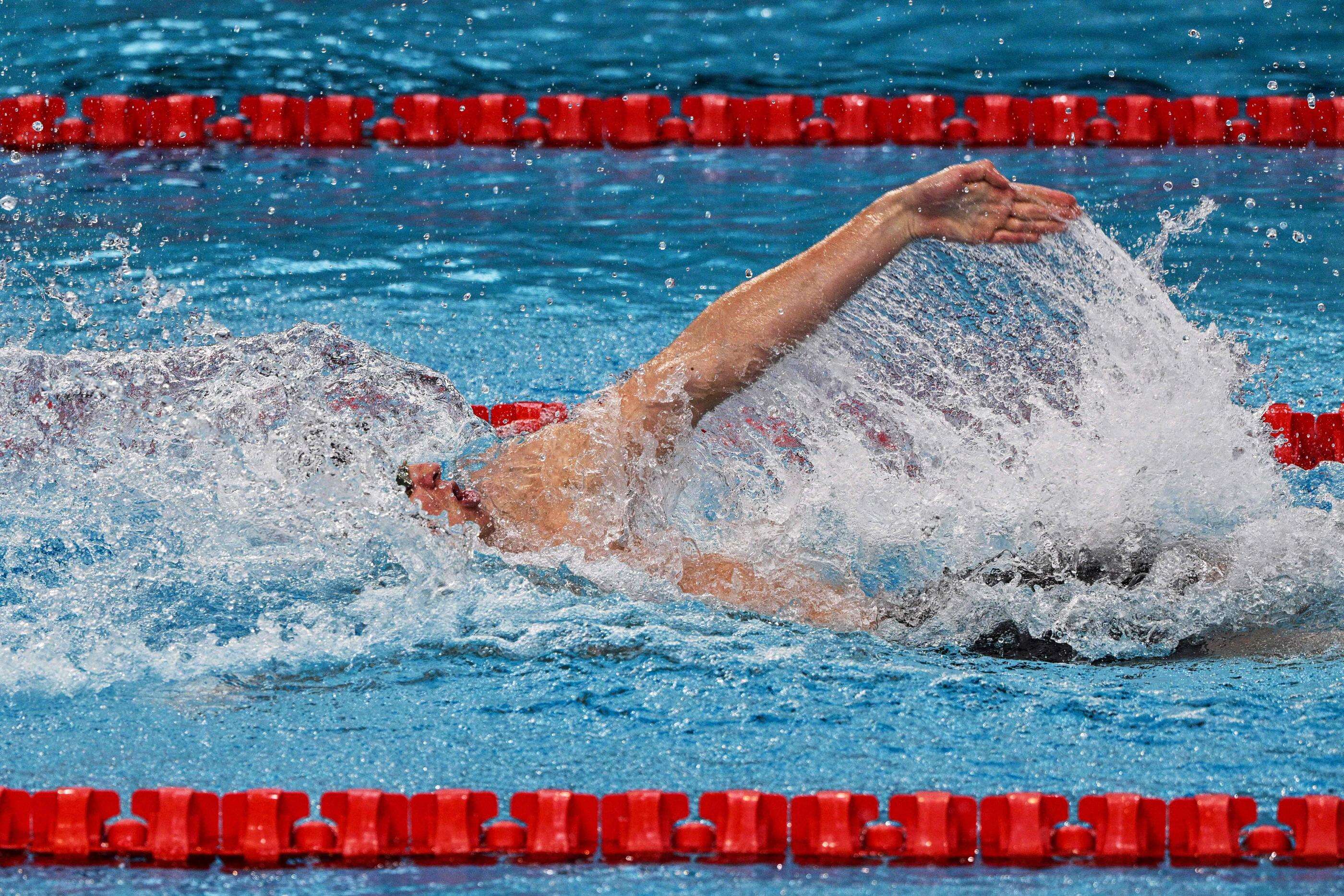 « Être parti me fait du bien » : Léon Marchand replonge et gagne à Shanghai