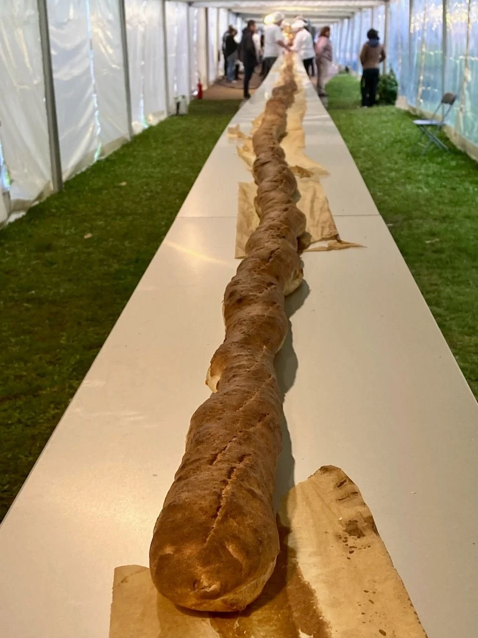 Record battu ! À Suresnes, des boulangers ont cuit la plus grande baguette du monde