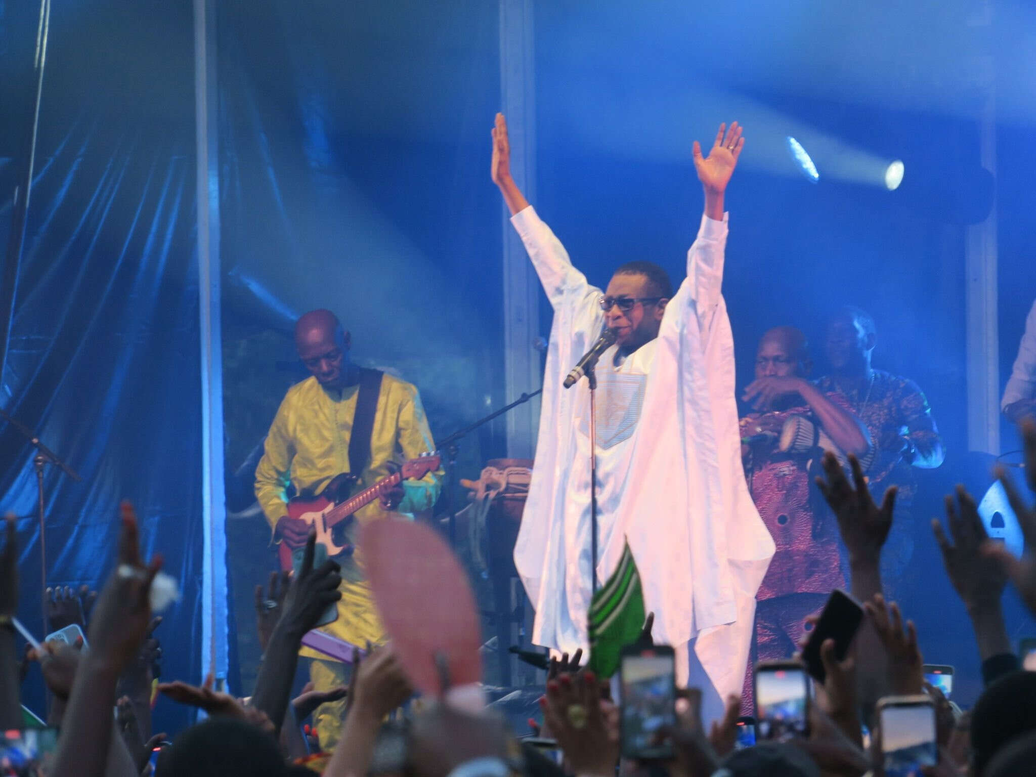 Paris : au pied de la tour Eiffel, une « famille » de vendeurs sénégalais mise en chanson par Youssou N’Dour