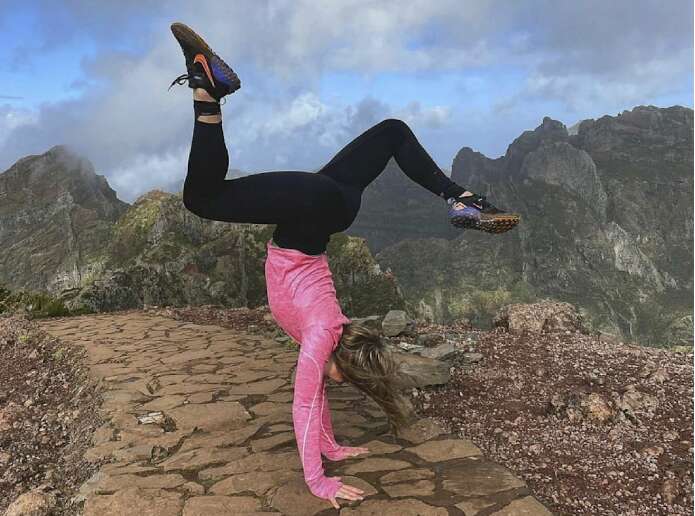 Une gymnaste professionnelle meurt lors d’une chute de 70 m en randonnée, alors qu’elle voulait prendre un selfie