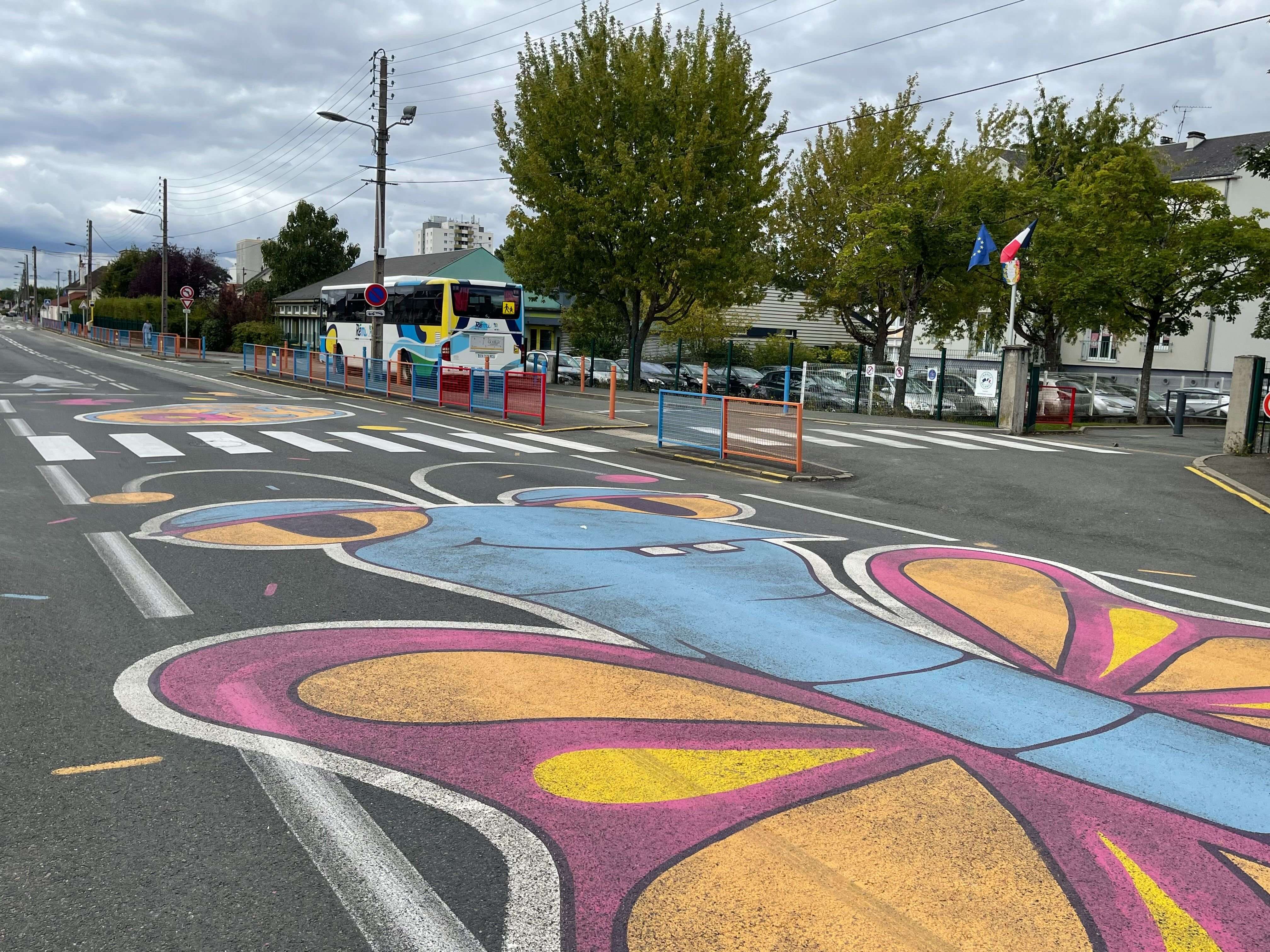 Loiret : à Fleury-les-Aubrais, la signalétique street art aux abords des écoles a fait ralentir les voitures