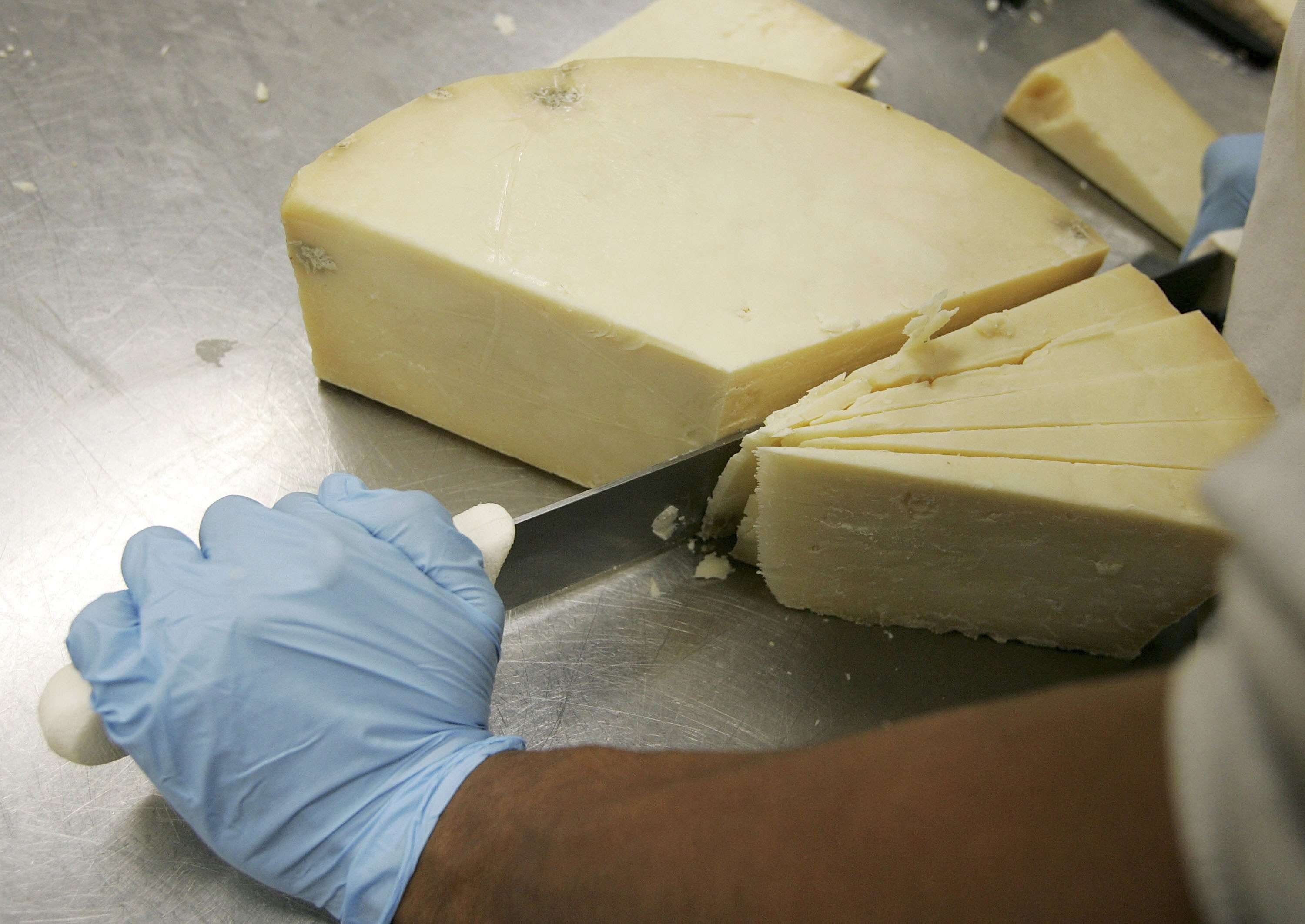 Un escroc se fait passer pour un fromager français et vole 22 tonnes de cheddar à une fromagerie londonienne