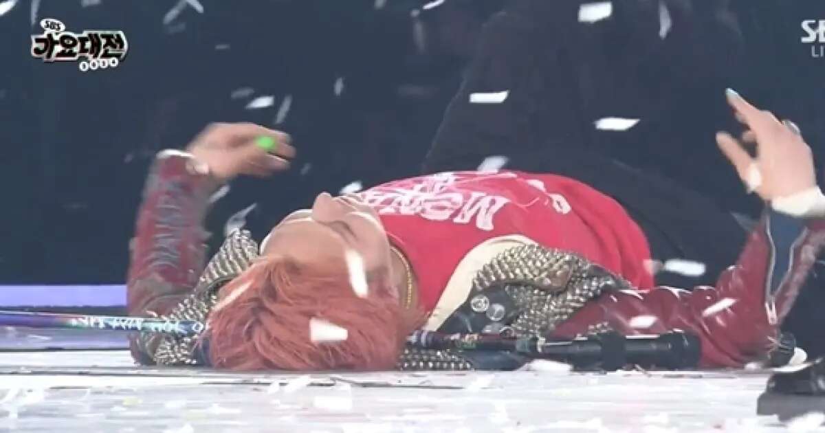 G-Dragon nằm trên sân khấu sau khi kết thúc màn biểu diễn trong đêm Giáng sinh