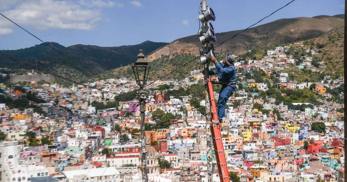 ¿Trabajas el puente del 18 de noviembre? Esto te deben pagar según la ley por el día feriado